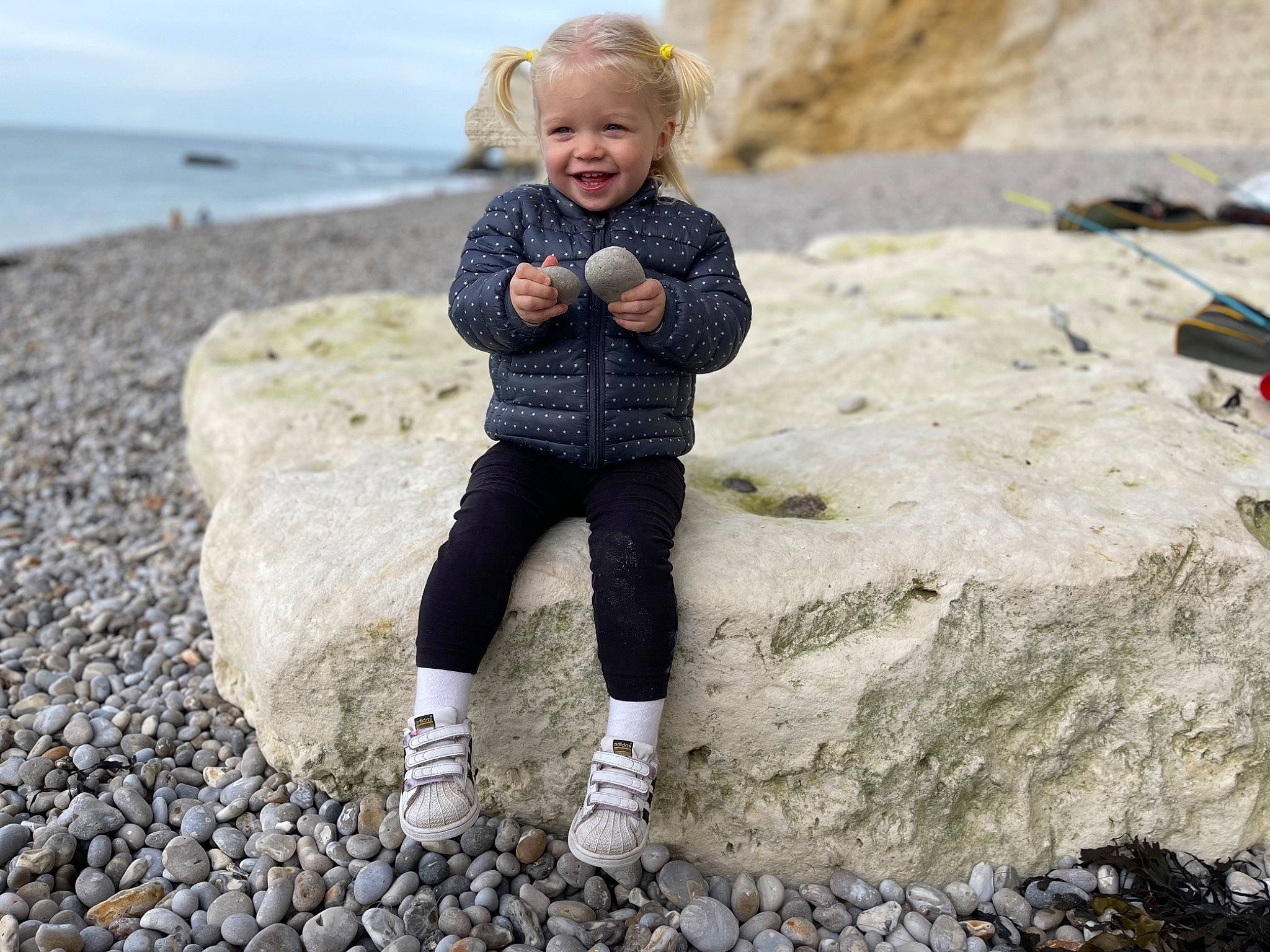 Eleonora a rejoint le concours — aidez-le/la à gagner de superbes lots ! beach, beauty, bedrock, fun, geology, grass, happy, joy, landscape, leisure, people, people_in_nature, person, shore, sitting, sky, smile, soil, toddler, travel
