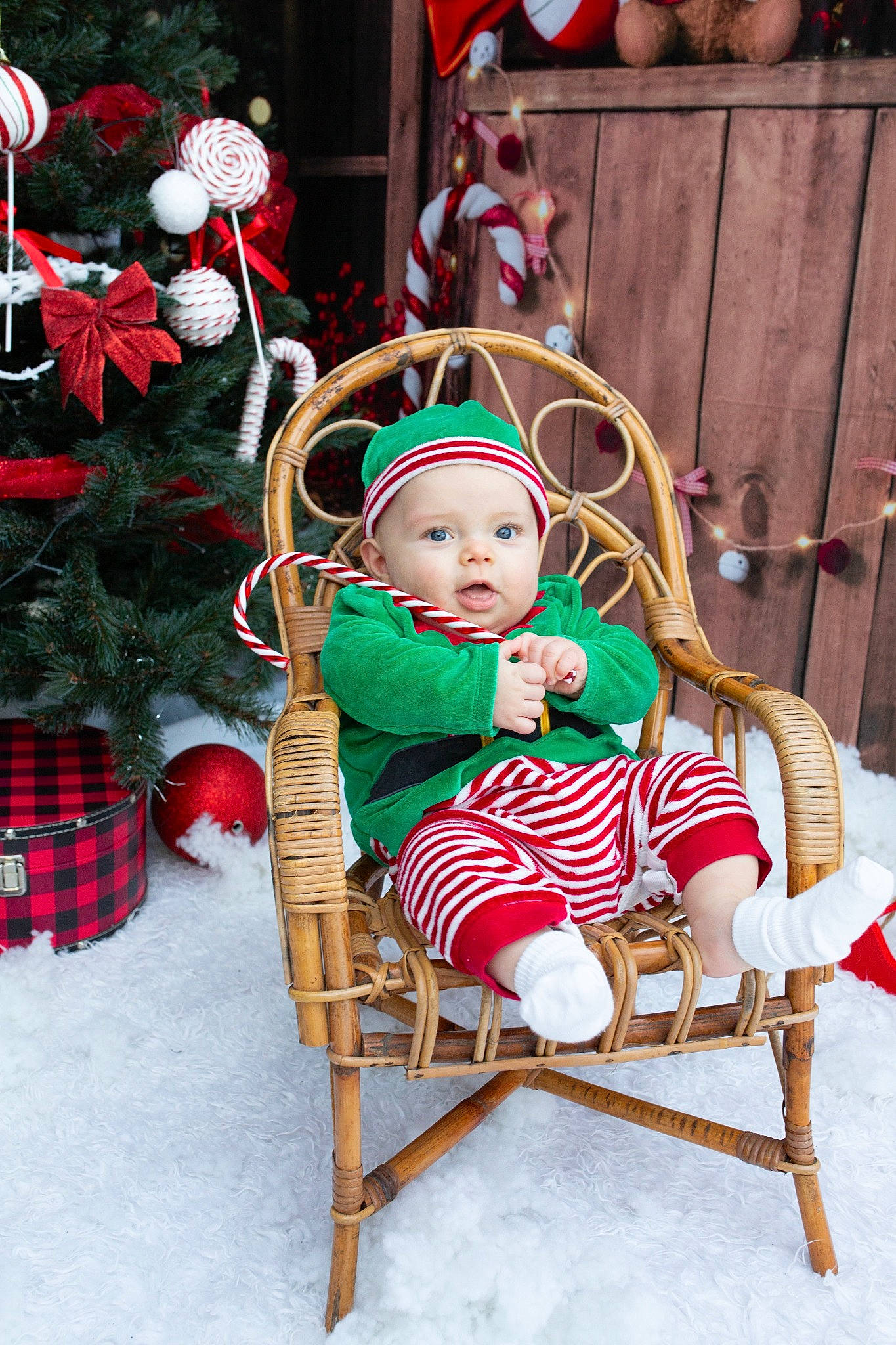 Valério a rejoint le concours — aidez-le/la à gagner de superbes lots ! baby, baby_toddler_clothing, chair, child, comfort, event, fun, happy, hat, head, headwear, holiday, human_body, lap, leisure, person, plant, sitting, tartan, toddler