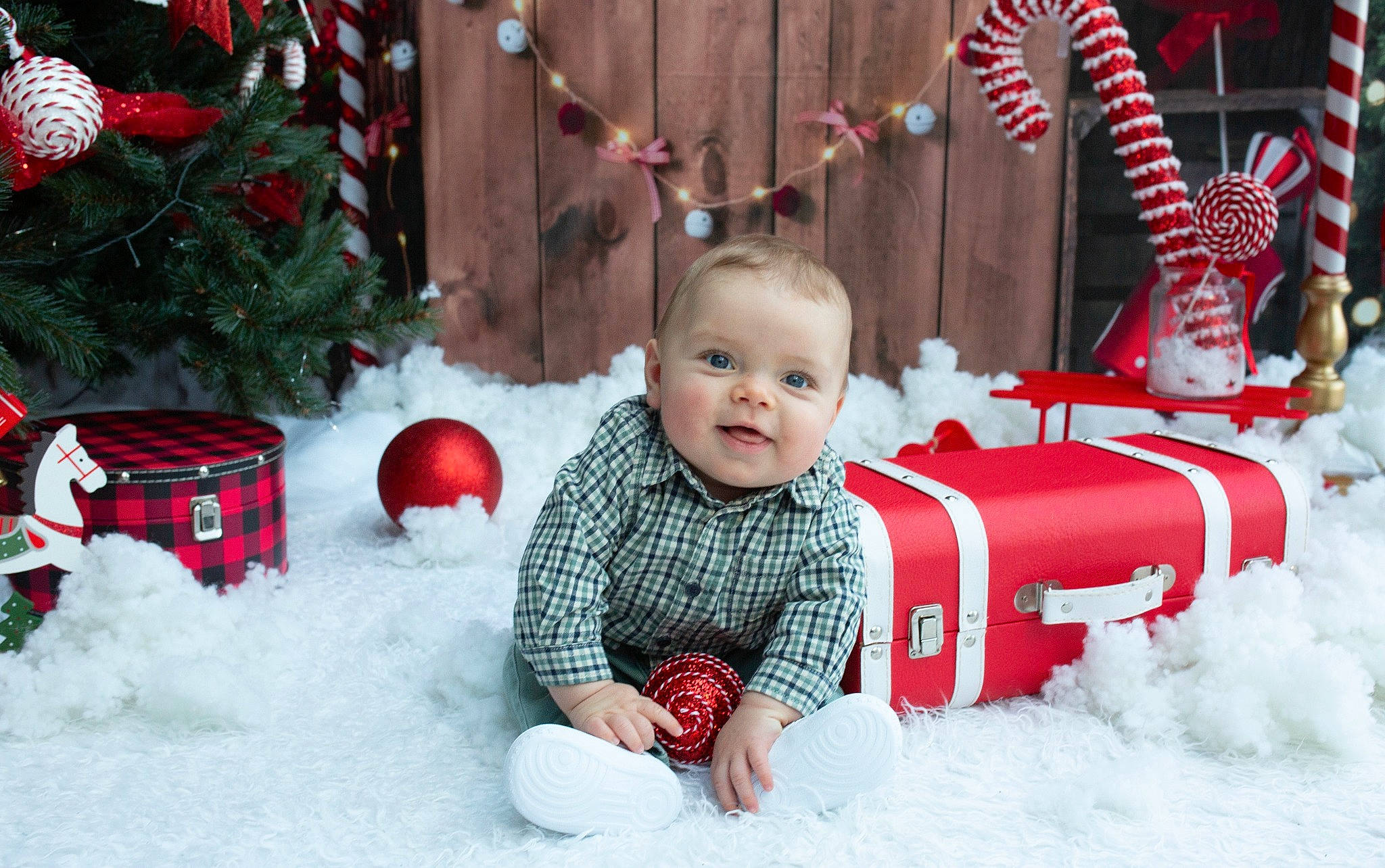 Valério a rejoint le concours — aidez-le/la à gagner de superbes lots ! baby, baby_toddler_clothing, child, christmas, christmas_decoration, christmas_ornament, event, freezing, fun, happy, holiday, ornament, person, red, smile, snapshot, snow, toddler, tree, white