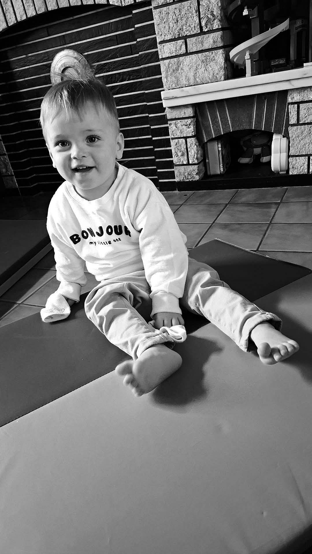 Valério participe au concours pour gagner de l'argent avec cette photo : bodypart, boy, brick, child, clothing, face, finger, fireplace, hand, head, indoors, interiordesign, male, outdoors, pants, person, photography, playarea, portrait, sitting