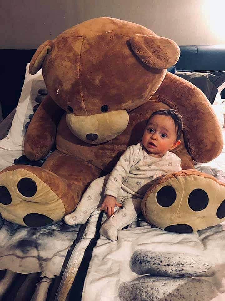 Lyanah participe au concours pour gagner de l'argent avec cette photo : child, person, plush, stuffed_toy, surprise, teddy_bear, toddler, toy