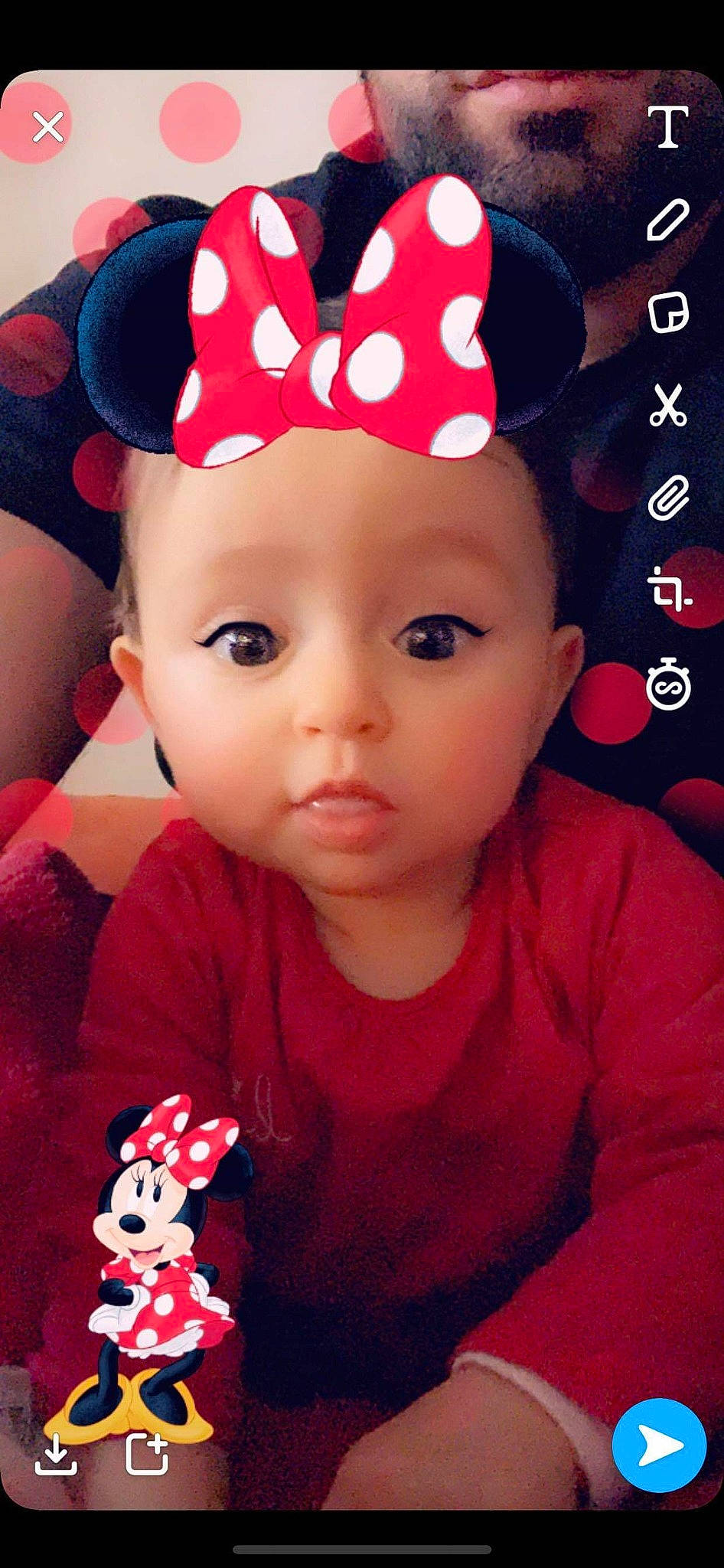 Lyanah participe au concours pour gagner de l'argent avec cette photo : baby, cheek, child, hair_accessory, headgear, person, red, toddler