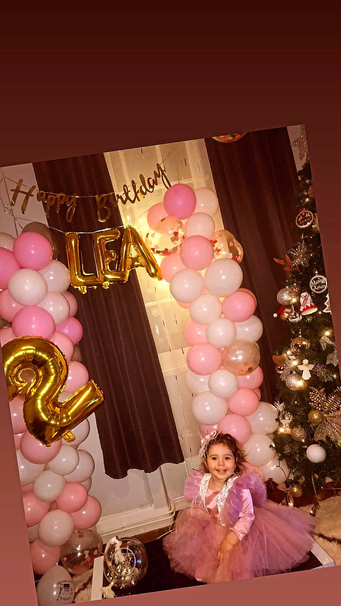 Léa participe au concours pour gagner de l'argent avec cette photo : balloon, beauty, christmas_tree, decoration, event, formal_wear, fun, function_hall, happy, interior_design, joy, magenta, organ, party, party_supply, peach, person, photograph, pink, plant