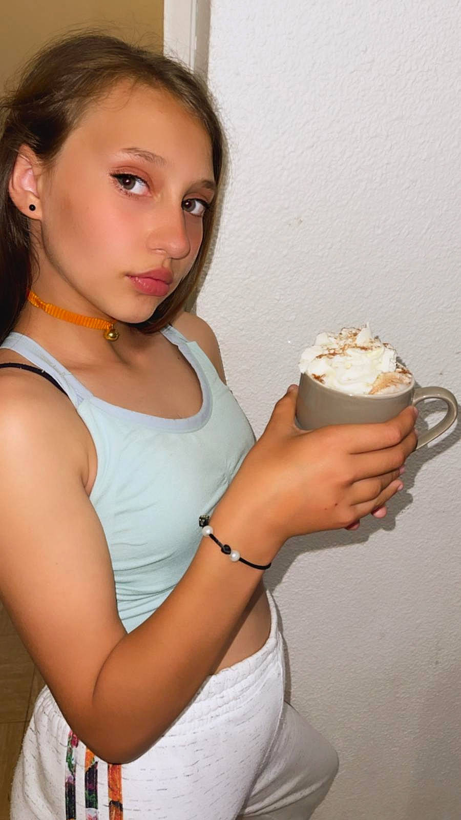 Erza a rejoint le concours — aidez-le/la à gagner de superbes lots ! active_tank, arm, cream, dairy, dessert, elbow, finger, flash_photography, food, frozen_dessert, gelato, gesture, ice_cream, ice_cream_cone, joint, nail, neck, person, sleeveless_shirt, soft_serve_ice_creams