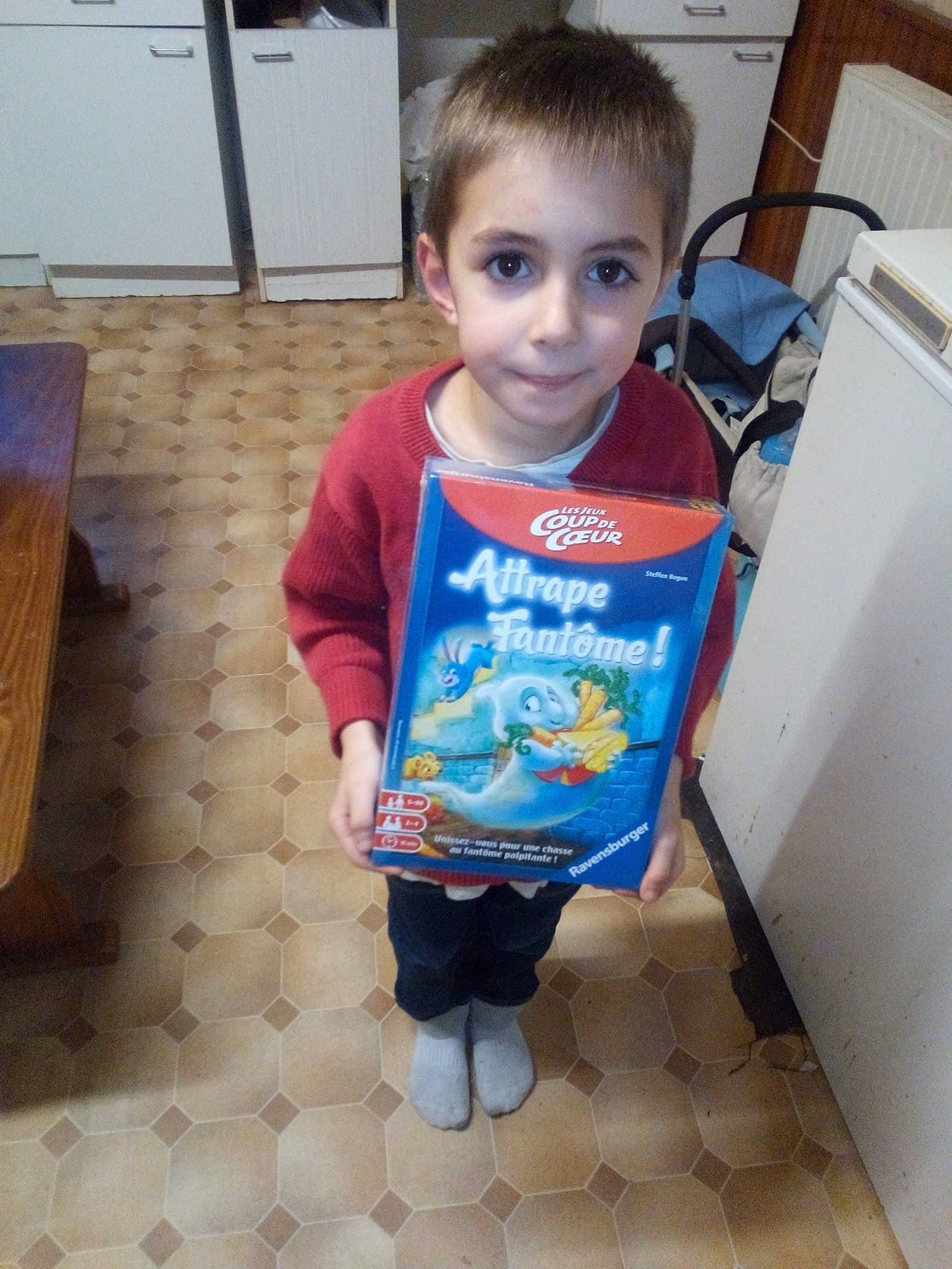 Léo a rejoint le concours — aidez-le/la à gagner de superbes lots ! child, person, play, standing, toddler