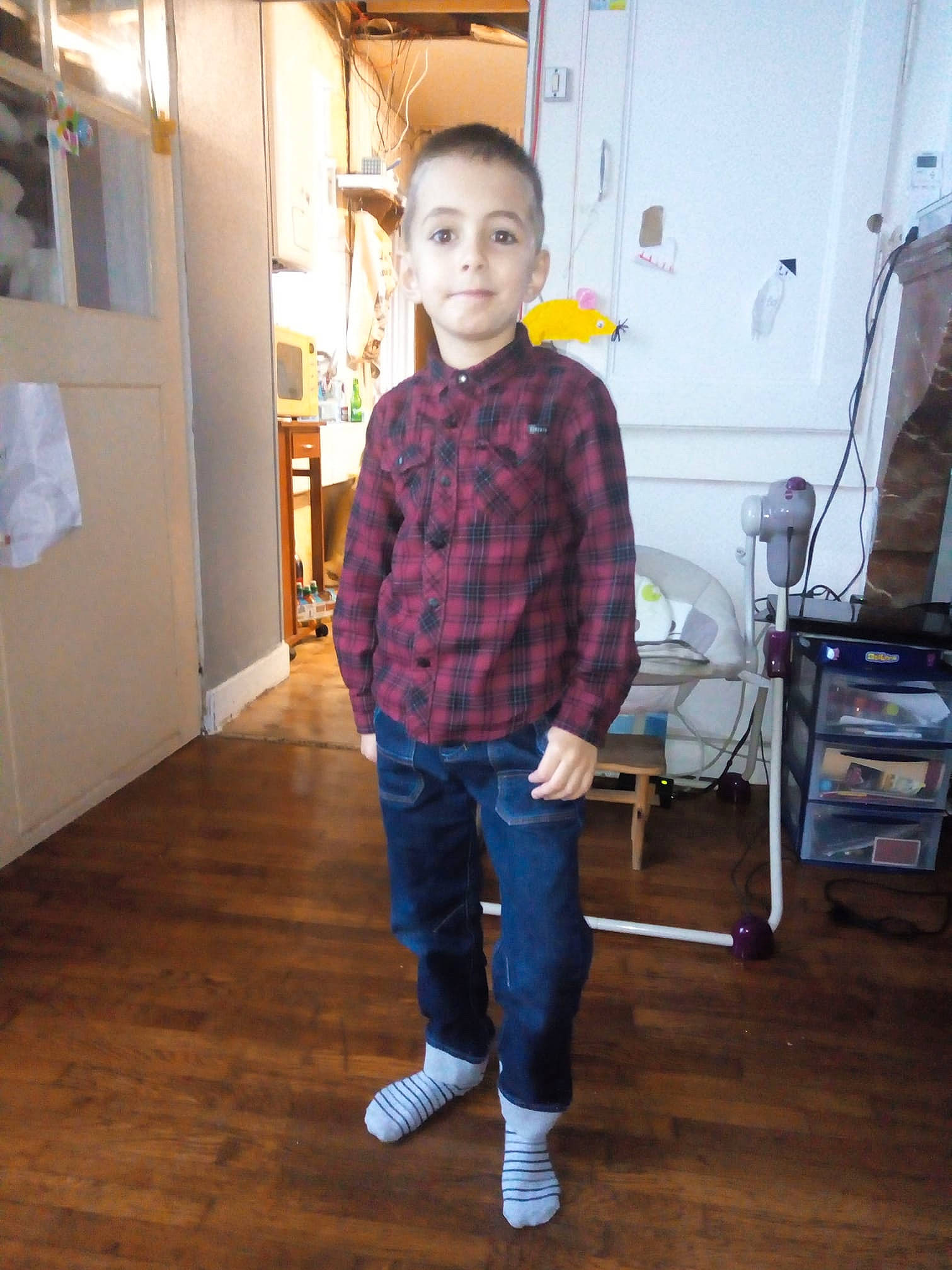 Léo participe au concours pour gagner de l'argent avec cette photo : child, denim, flooring, outerwear, person, shoe, shoulder, standing