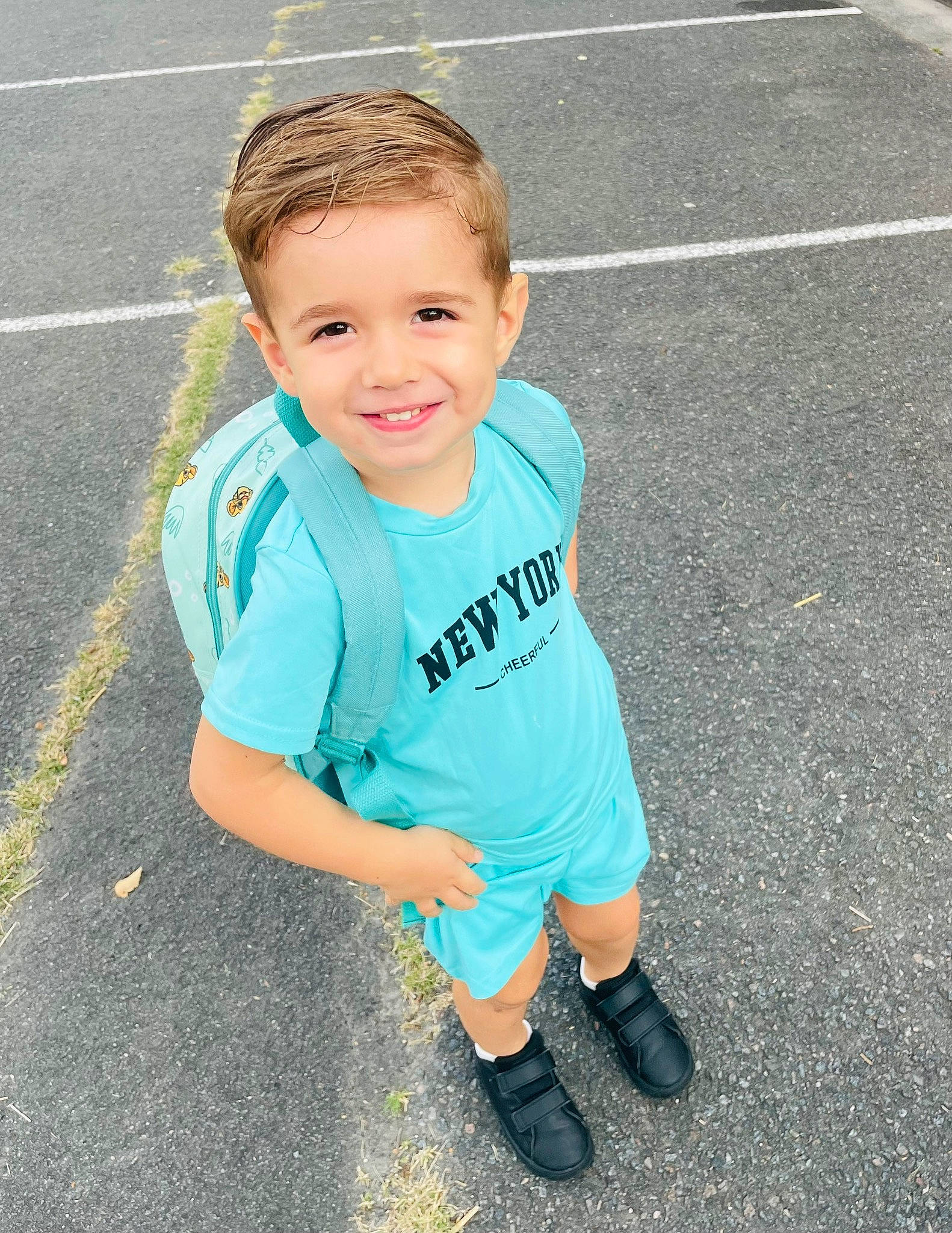 Kayden a rejoint le concours — aidez-le/la à gagner de superbes lots ! asphalt, cool, denim, electric_blue, fun, grass, happy, human_leg, joy, leisure, line, person, recreation, road, road_surface, sandal, sidewalk, sleeve, smile, t_shirt