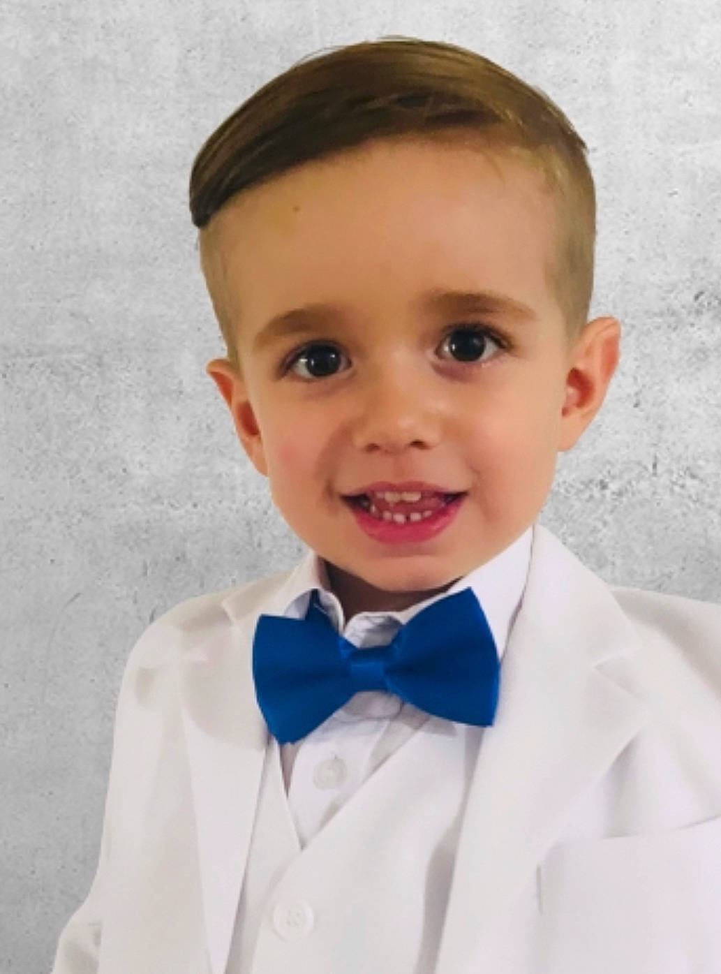 Kayden a rejoint le concours — aidez-le/la à gagner de superbes lots ! blazer, bow_tie, chin, collar, dress_shirt, face, formal_wear, gesture, hair, happy, head, joy, neck, outerwear, person, school_uniform, shirt, sleeve, smile, t_shirt