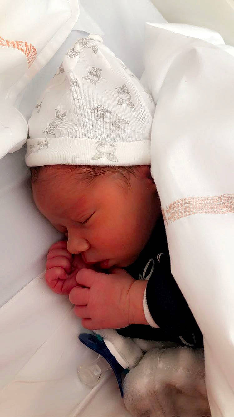 Kayden participe au concours pour gagner de l'argent avec cette photo : baby, baby_products, baby_sleeping, baby_toddler_clothing, cap, child, comfort, finger, gesture, hand, headgear, human_body, human_leg, knit_cap, linens, nail, pattern, person, thigh, thumb