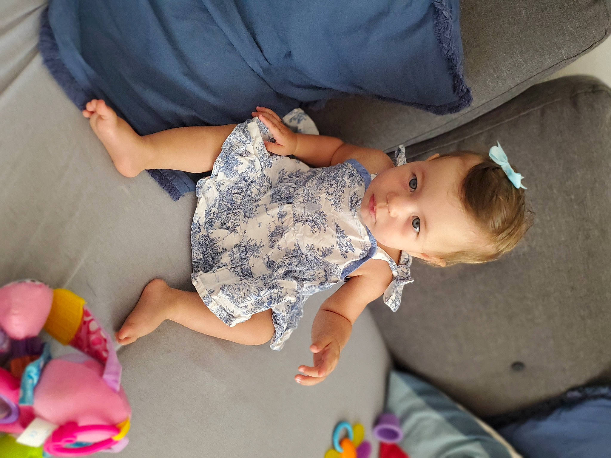 Athéna a rejoint le concours — aidez-le/la à gagner de superbes lots ! arm, baby, baby_playing_with_toys, baby_products, baby_toddler_clothing, child, comfort, finger, fun, happy, human_leg, lap, mammal, mouth, person, room, sitting, skin, thigh, toddler