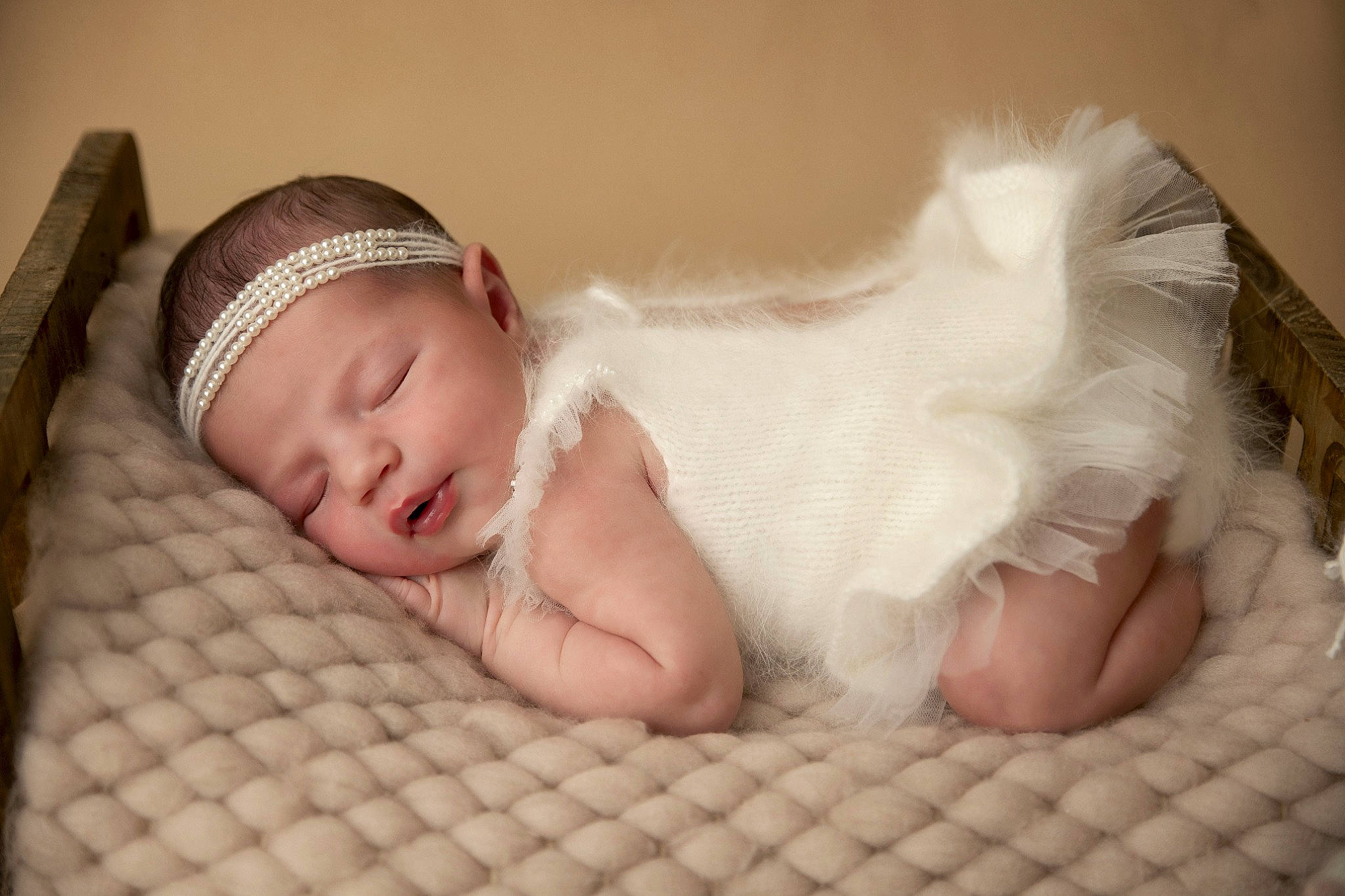 Athéna participe au concours pour gagner de l'argent avec cette photo : baby, baby_products, baby_sleeping, baby_toddler_clothing, bedding, bedtime, cheek, comfort, face, fashion_accessory, flooring, foot, hair_accessory, headband, headgear, headpiece, headwear, knit_cap, linens, person