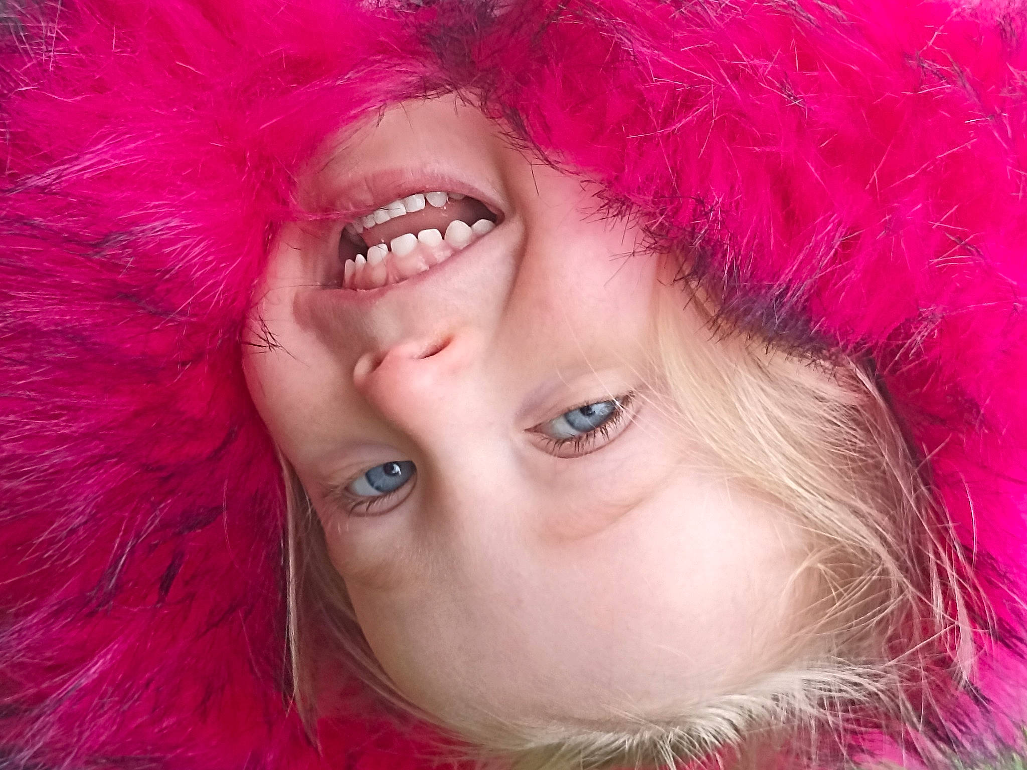 Lara a rejoint le concours — aidez-le/la à gagner de superbes lots ! beauty, eyebrow, eyelash, flash_photography, fur_clothing, happy, headgear, iris, lip, magenta, mouth, nose, person, pink, plant, purple, red_hair, skin, smile, textile