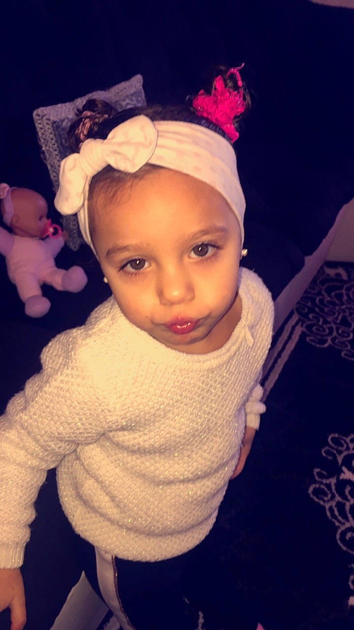 Leila participe au concours pour gagner de l'argent avec cette photo : cheek, child, ear, eye, fun, girl, hair_accessory, head, headband, headgear, headpiece, human_hair_color, infant, person, pink, skin, smile, toddler