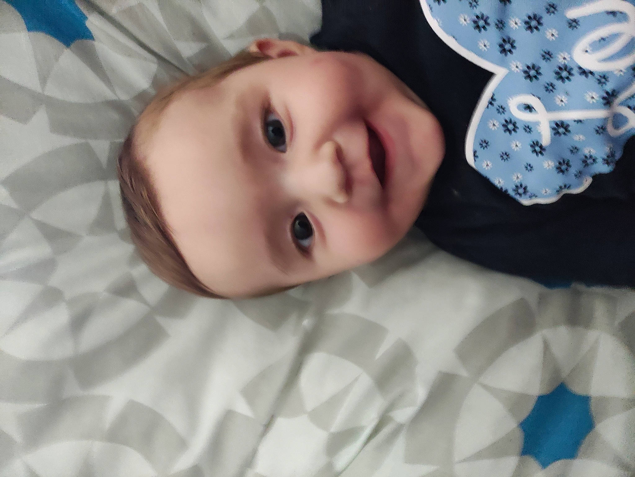 Isia a rejoint le concours — aidez-le/la à gagner de superbes lots ! baby, baby_toddler_clothing, cheek, child, chin, comfort, eyebrow, eyelash, face, happy, head, iris, joy, lip, nose, person, skin, sleeve, smile, textile