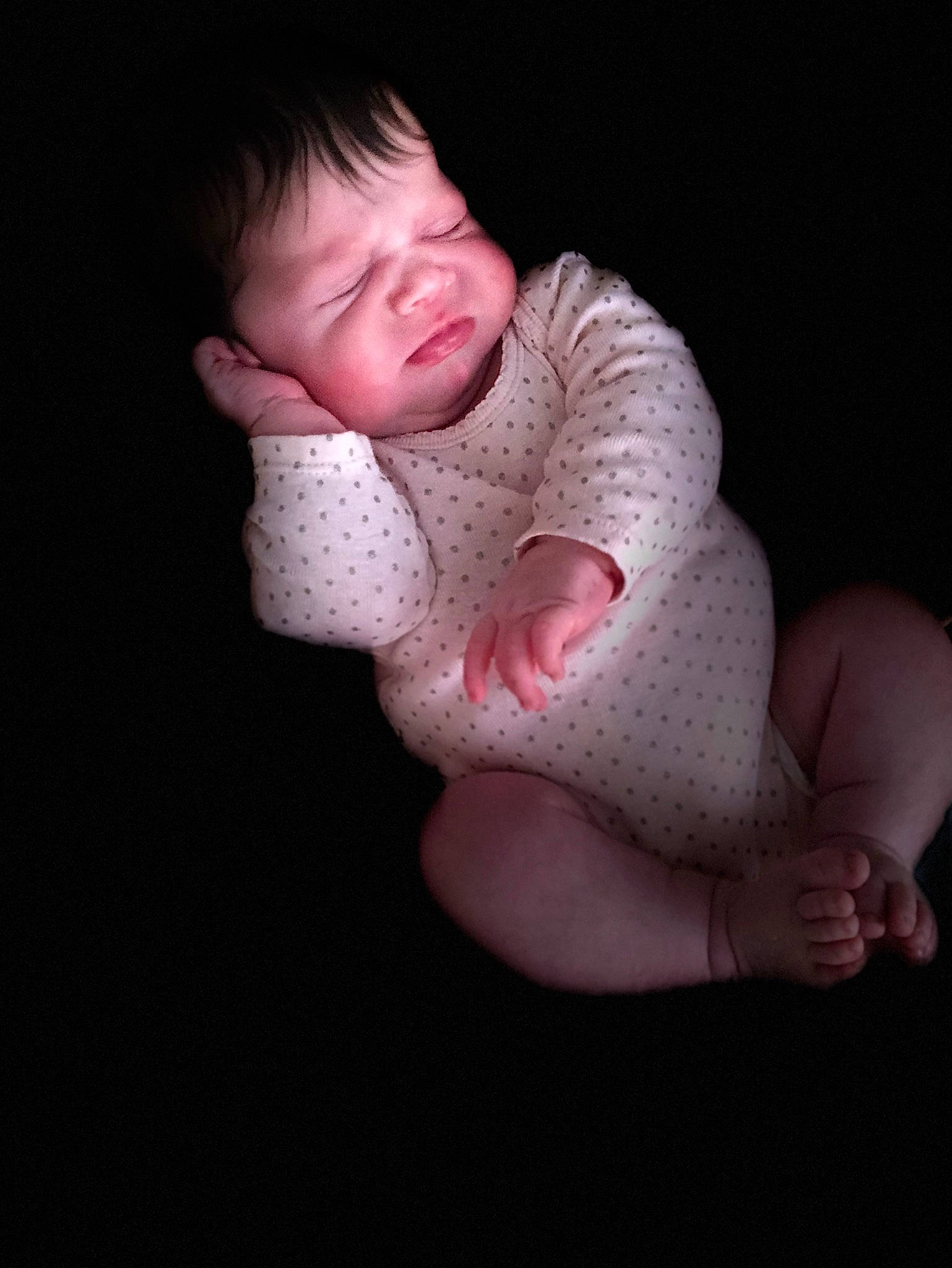 Gaïa a rejoint le concours — aidez-le/la à gagner de superbes lots ! baby, baby_toddler_clothing, cheek, child, circle, comfort, darkness, elbow, eye, flash_photography, foot, gesture, hair, human_leg, nose, person, sitting, sleeve, thumb, toddler