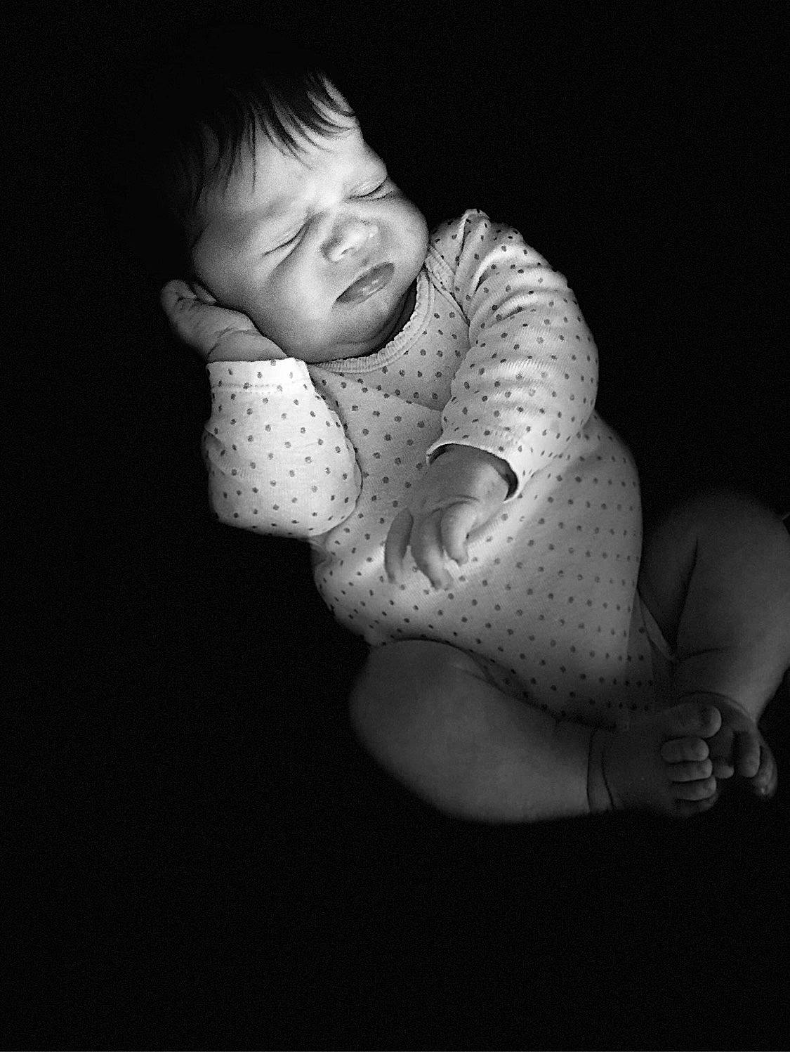 Gaïa a rejoint le concours — aidez-le/la à gagner de superbes lots ! baby, baby_toddler_clothing, comfort, darkness, elbow, flash_photography, foot, fun, gesture, grey, happy, human_leg, monochrome, monochrome_photography, mouth, person, sitting, sleeve, smile, thumb