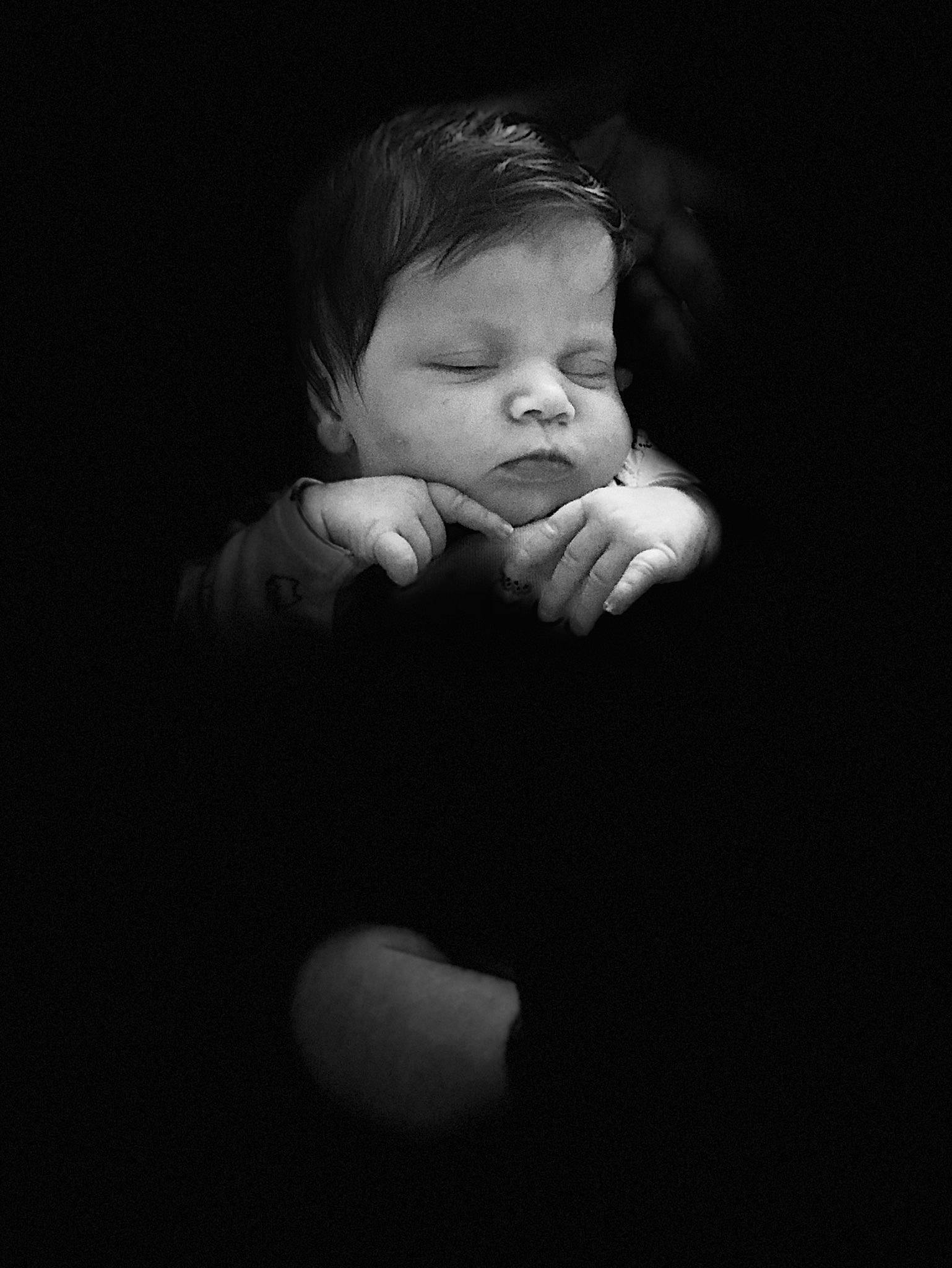 Gaïa participe au concours pour gagner de l'argent avec cette photo : baby, baby_toddler_clothing, cheek, child, comfort, darkness, elbow, eye, flash_photography, grass, hair, happy, monochrome, monochrome_photography, person, portrait_photography, sitting, still_life_photography, tints_and_shades, toddler