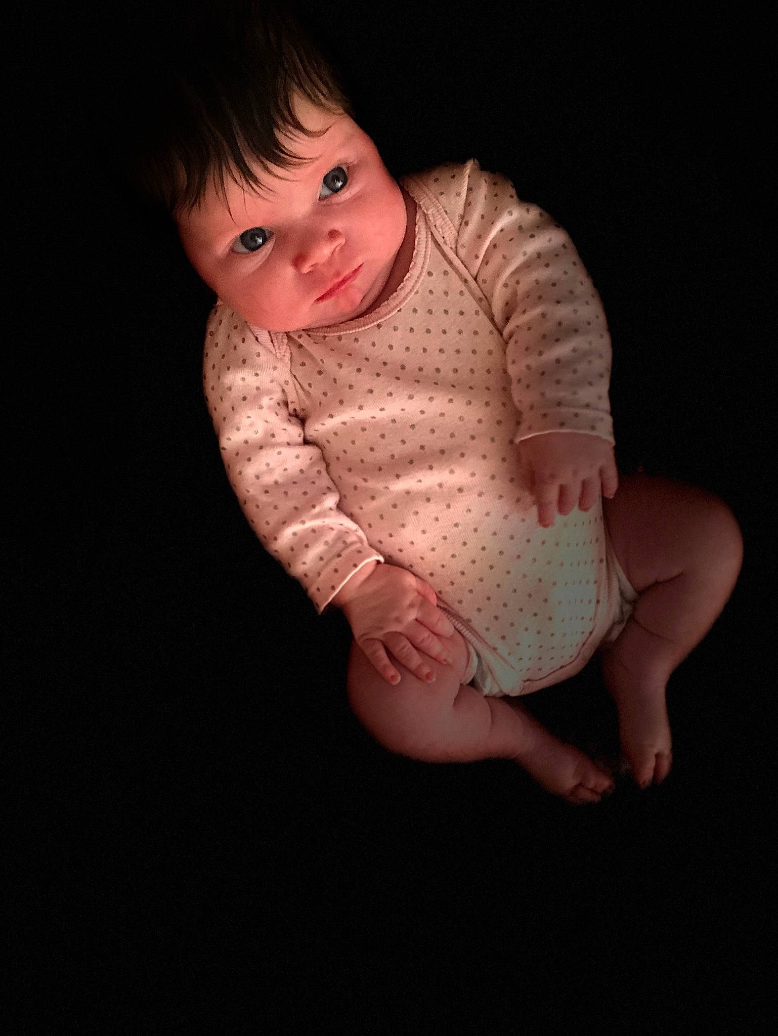 Gaïa a rejoint le concours — aidez-le/la à gagner de superbes lots ! baby, baby_toddler_clothing, cheek, chest, darkness, elbow, flash_photography, flesh, foot, human_leg, knee, lip, nose, person, skin, sleeve, stomach, thumb, toddler, trunk