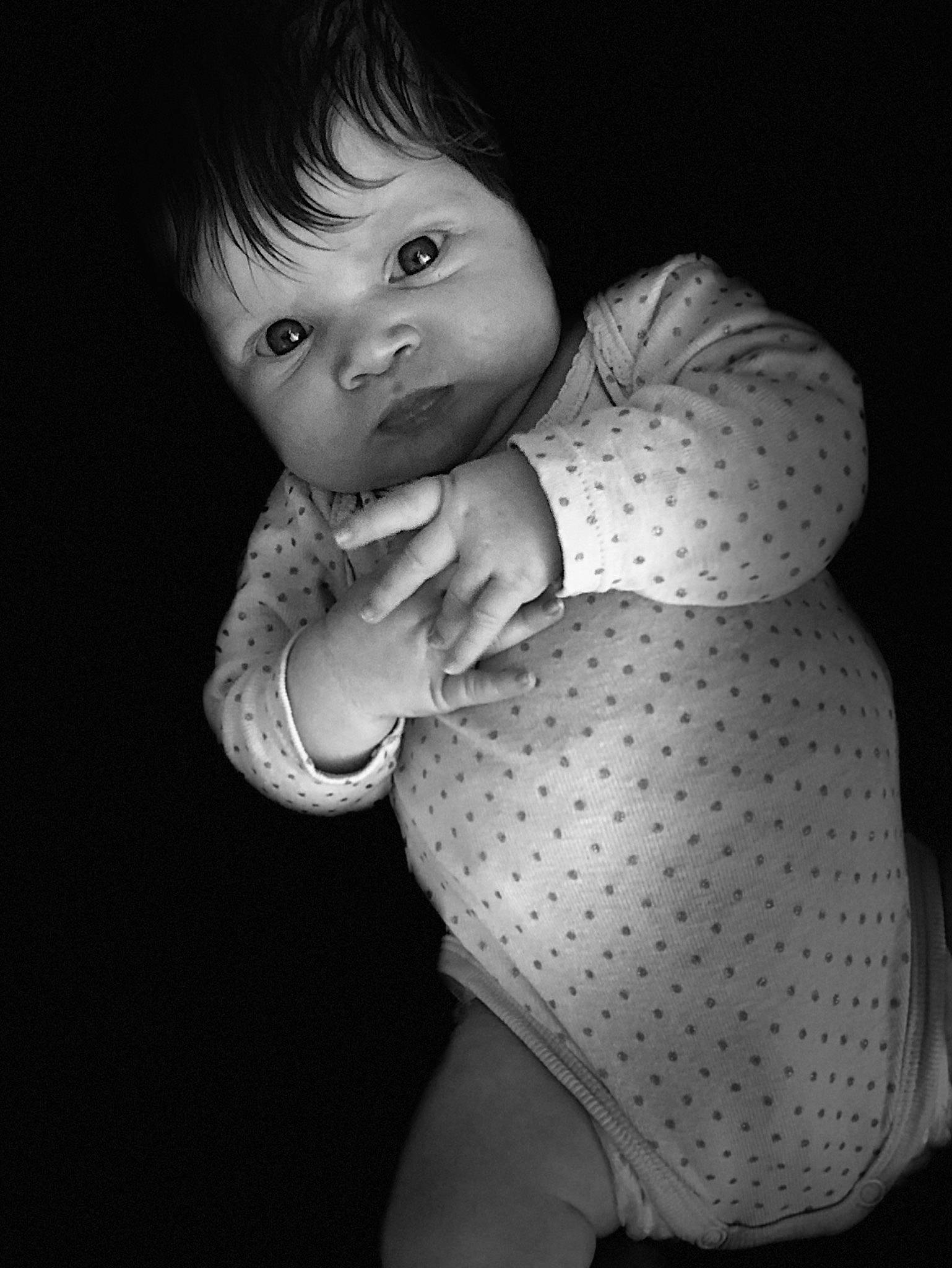 Gaïa a rejoint le concours — aidez-le/la à gagner de superbes lots ! baby, baby_toddler_clothing, chest, darkness, elbow, eye, finger, flash_photography, gesture, happy, head, human_body, human_leg, leg, lip, person, sleeve, thigh, toddler, trunk