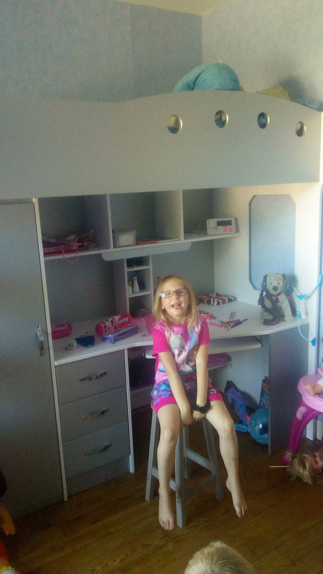 Melissa a rejoint le concours — aidez-le/la à gagner de superbes lots ! bed, child, day, desk, floor, flooring, fun, furniture, girl, house, interior_design, leg, person, pink, play, product, room, shelf, shelving, textile