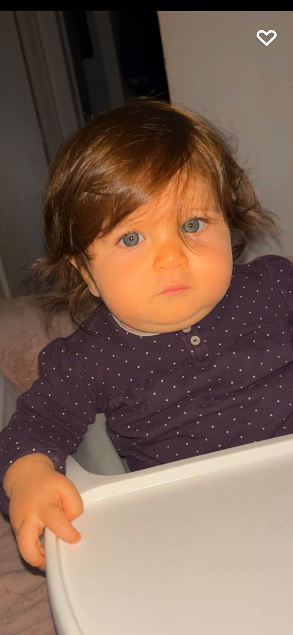 Hannah a rejoint le concours — aidez-le/la à gagner de superbes lots ! baby, baby_toddler_clothing, bangs, cheek, child, chin, eyebrow, eyelash, facial_expression, fun, iris, lip, nose, pattern, person, sitting, sleeve, t_shirt, toddler