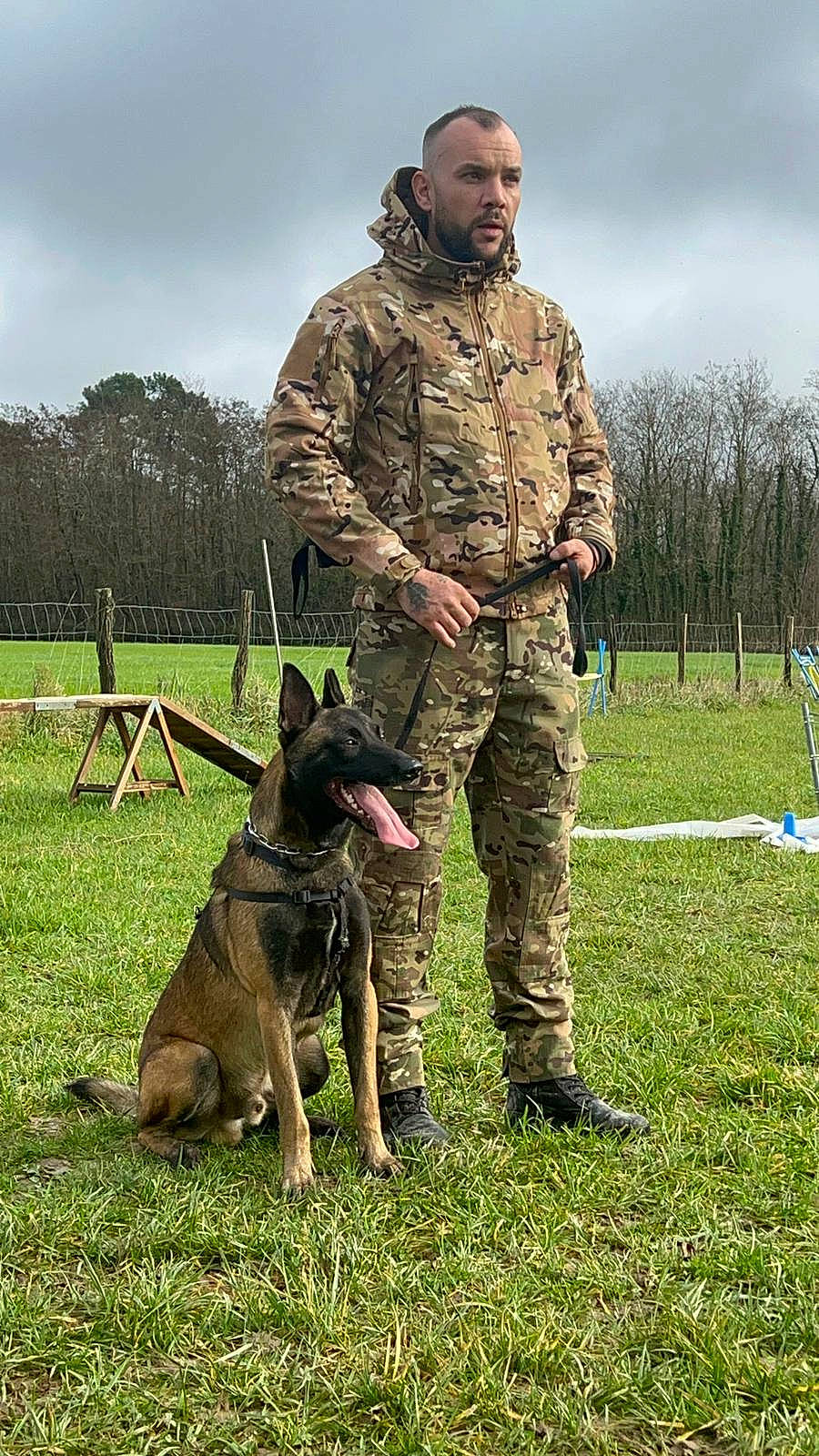 Thales participe au concours pour gagner de l'argent avec cette photo : camouflage, cargo_pants, carnivore, cloud, dog, dog_breed, german_shepherd_dog, grass, herding_dog, infantry, marines, military_camouflage, military_organization, military_person, military_uniform, non_commissioned_officer, organization, sky, sporting_group, tree