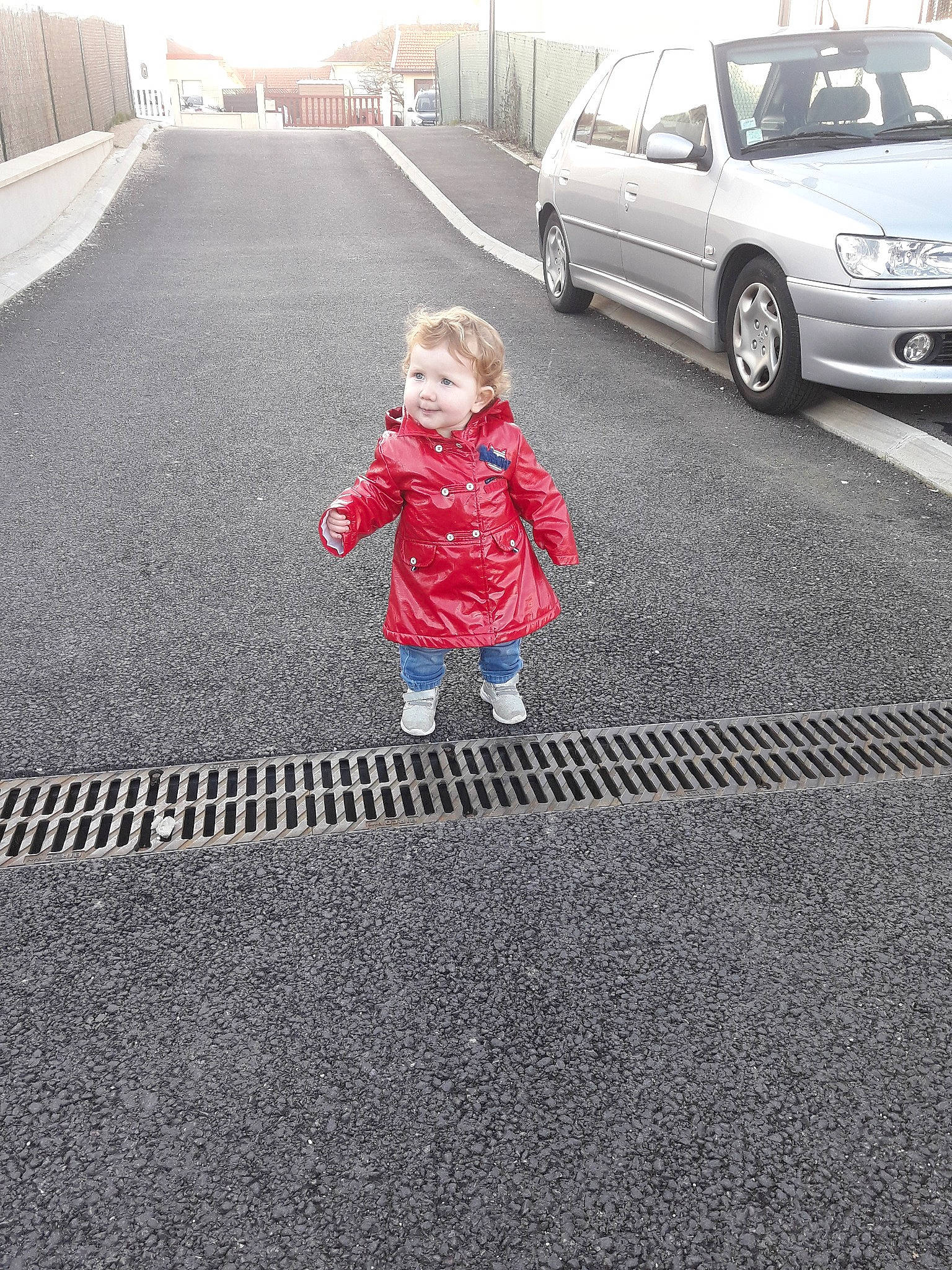 Alicia a rejoint le concours — aidez-le/la à gagner de superbes lots ! asphalt, car, child, compact_car, concrete, driveway, family_car, hatchback, luxury_vehicle, person, road, road_surface, subcompact_car, vehicle, vehicle_door