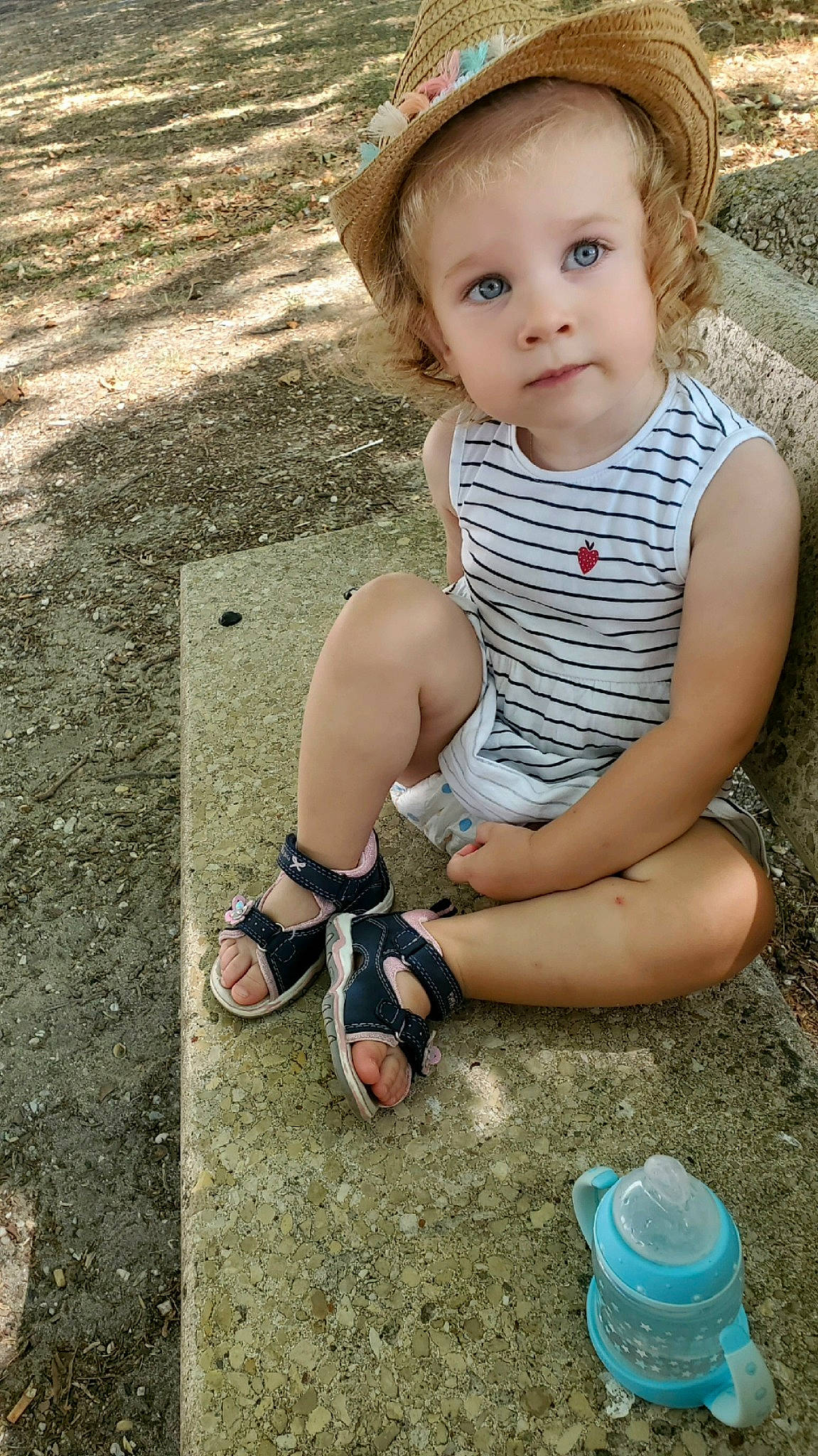 Arina a rejoint le concours — aidez-le/la à gagner de superbes lots ! baby_toddler_clothing, blond, blue, child, flash_photography, foot, fun, grass, hand, happy, human_leg, iris, leg, leisure, people_in_nature, person, sitting, skin, soil, toddler