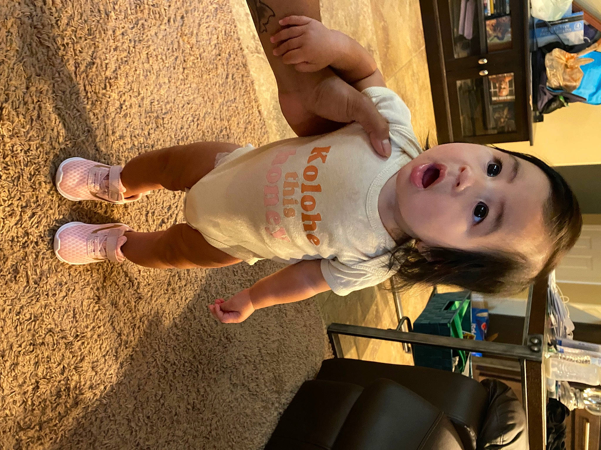 Xaléia is registered to the contest to win money with this photo: abdomen, child, costume, eyewear, foot, fun, happy, hat, human_leg, leg, person, sandal, shadow, sitting, soil, sunglasses, surprise, thigh, tire, toddler