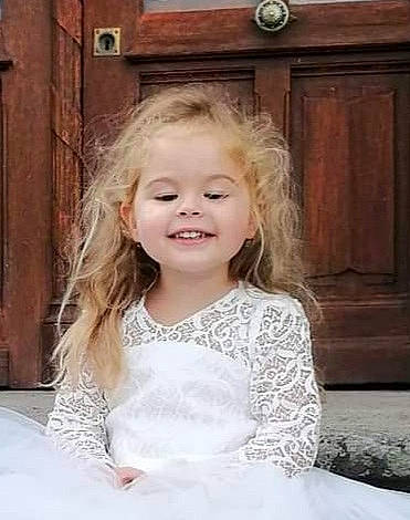 Alizéa a rejoint le concours — aidez-le/la à gagner de superbes lots ! bridal_accessory, bridal_clothing, bridal_party_dress, dress, embellishment, eye, eyebrow, flash_photography, formal_wear, fun, hair, hairstyle, happy, iris, joy, long_hair, person, shoulder, smile, standing