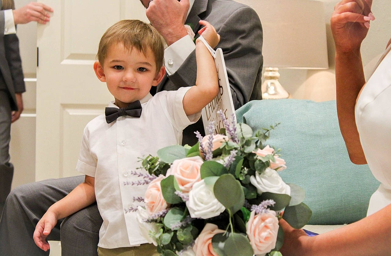 Leon joined the competition — help win amazing prizes! beauty, bouquet, bridal_clothing, community, event, fashion, flower, flower_arranging, formal_wear, fun, gesture, hand, happy, joy, person, petal, photograph, plant, rose, tie