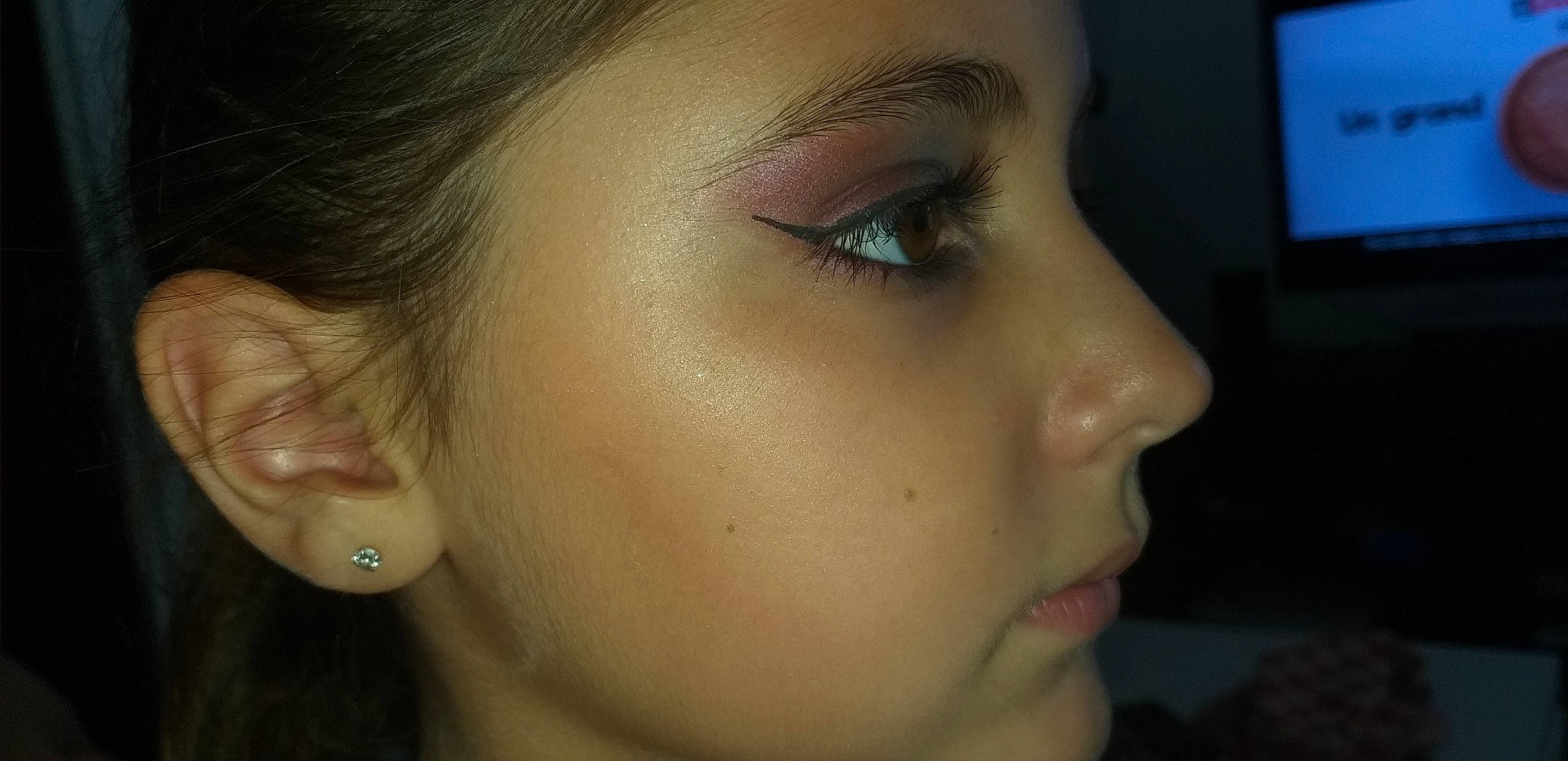 Séléna participe au concours pour gagner de l'argent avec cette photo : beauty, body_piercing, cheek, chin, close_up, ear, eye, eyebrow, eyelash, face, forehead, hair, head, jaw, lip, mouth, neck, nose, organ, person