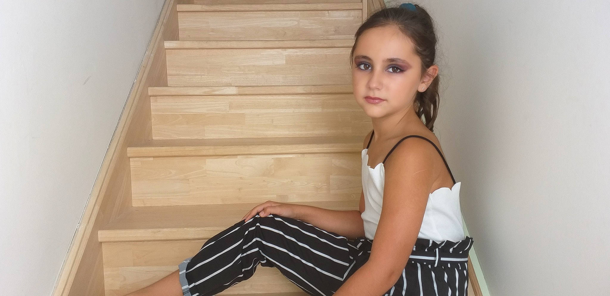 Séléna participe au concours pour gagner de l'argent avec cette photo : beauty, brown_hair, dress, floor, flooring, hair, hairstyle, hardwood, human_leg, leg, long_hair, model, neck, person, photo_shoot, photography, sitting, stairs, wood