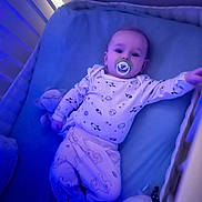 Charlie a rejoint le concours — aidez-le/la à gagner de superbes lots ! baby, bed, blanket, blue_light, calm, child, crib, cute, indoors, infant, lying_down, nursery, pacifier, pajamas, person, plush_toy, sleeping_area, soft_toys, space_theme, young_child