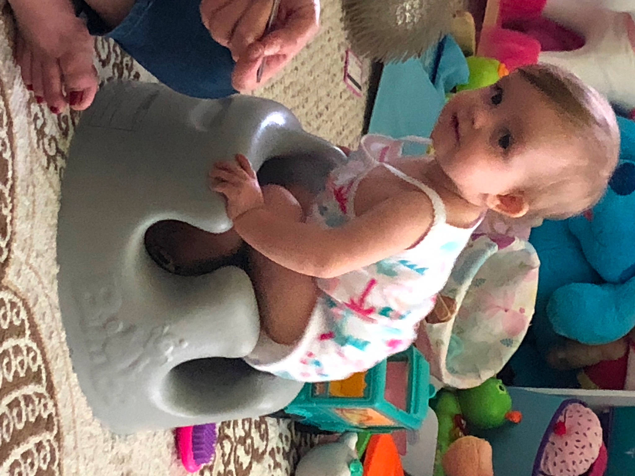 Rosanna is registered to the contest to win money with this photo: baby, baby_products, baby_toddler_clothing, child, event, finger, fun, green, hairstyle, hand, happy, leisure, mouth, nail, people, person, play, sitting, skin, toddler