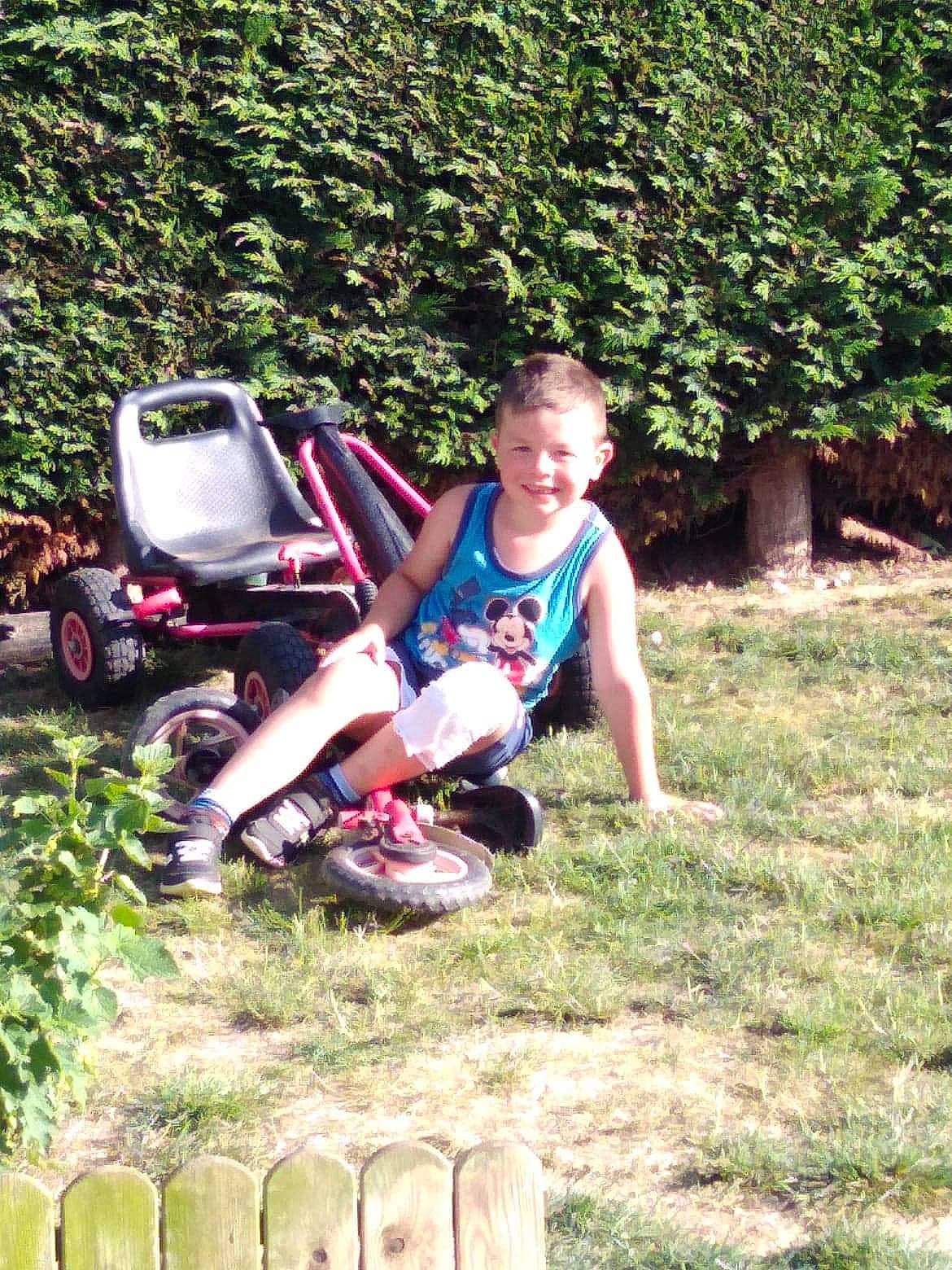 Mayron a rejoint le concours — aidez-le/la à gagner de superbes lots ! child, fun, garden, grass, grass_family, joy, lawn, leisure, mammal, nature, people_in_nature, person, plant, recreation, shorts, sitting, smile, soil, t_shirt, tire