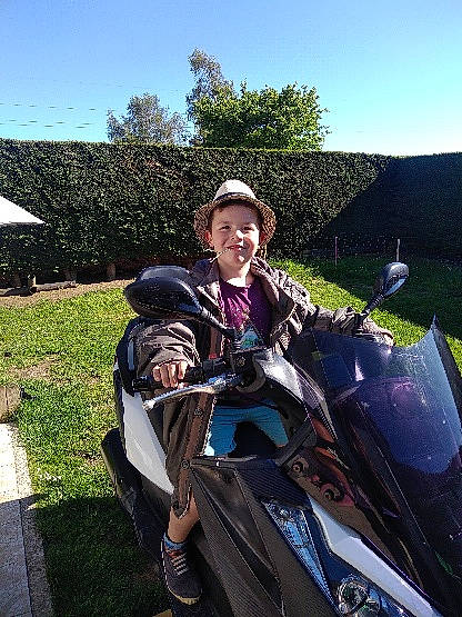 Mayron participe au concours pour gagner de l'argent avec cette photo : automotive_design, automotive_exterior, automotive_lighting, automotive_tire, bumper, fender, grass, hat, helmet, hood, joy, landscape, lawn, leisure, motor_vehicle, motorcycle, person, recreation, sky, sneakers