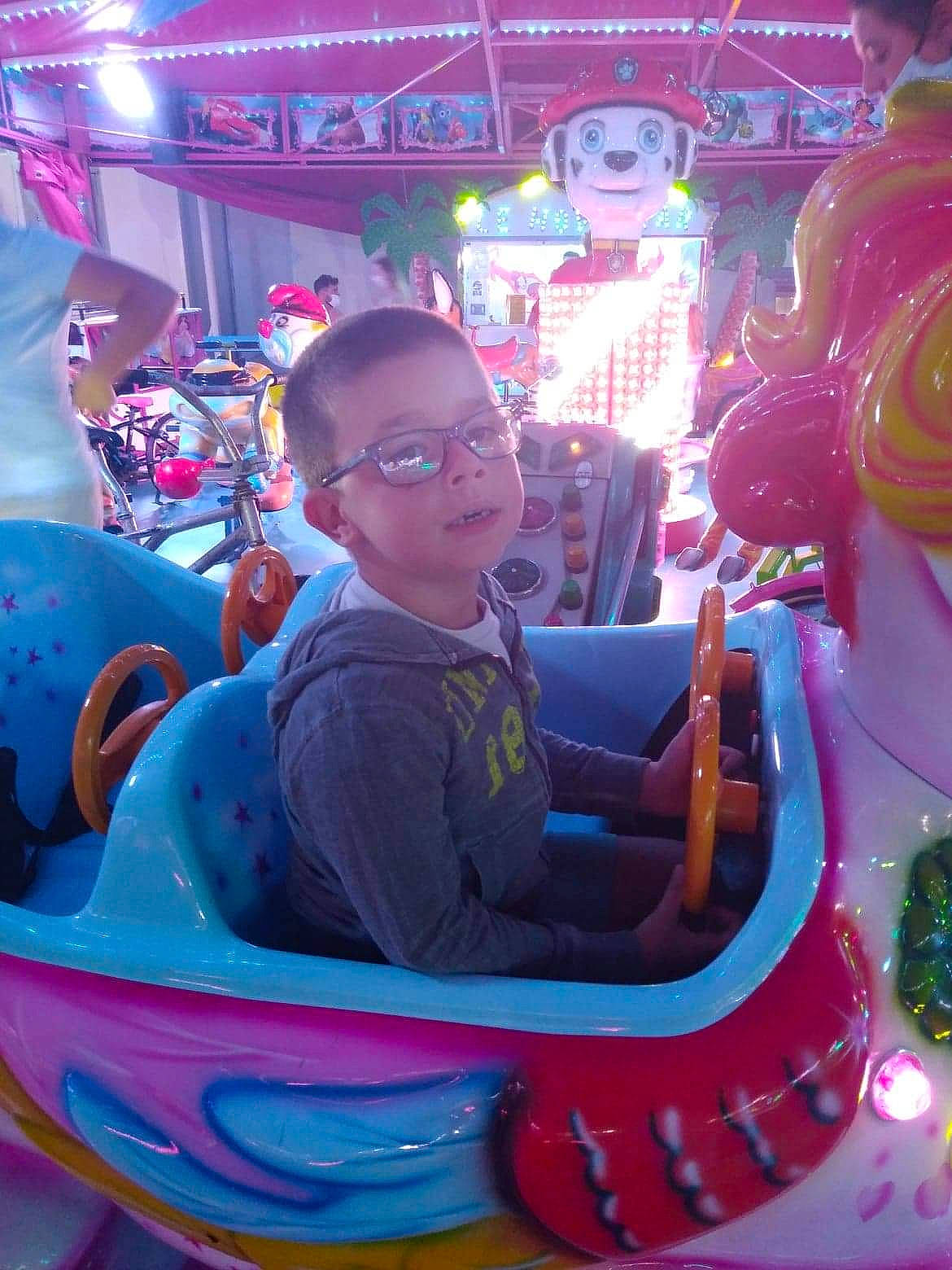 Mayron participe au concours pour gagner de l'argent avec cette photo : amusement_ride, automotive_design, automotive_exterior, bumper, city, electric_blue, entertainment, event, eyewear, fun, glasses, leisure, magenta, motor_vehicle, outdoor_recreation, person, pink, purple, recreation, snapshot