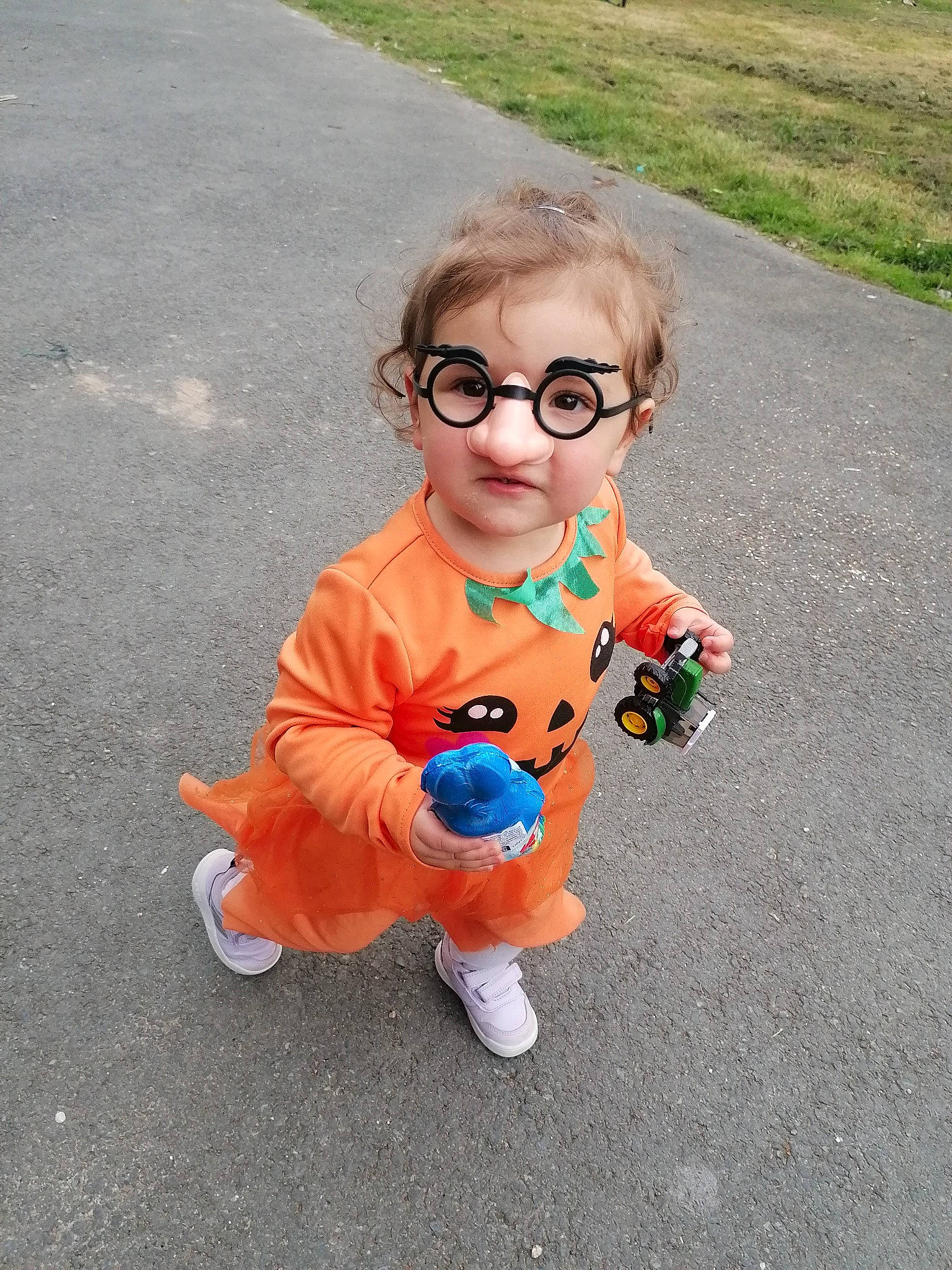 Meya a rejoint le concours — aidez-le/la à gagner de superbes lots ! asphalt, baby_toddler_clothing, electric_blue, eyewear, face, fun, glasses, grass, happy, head, pattern, person, personal_protective_equipment, plant, play, recreation, road_surface, sleeve, smile, toddler