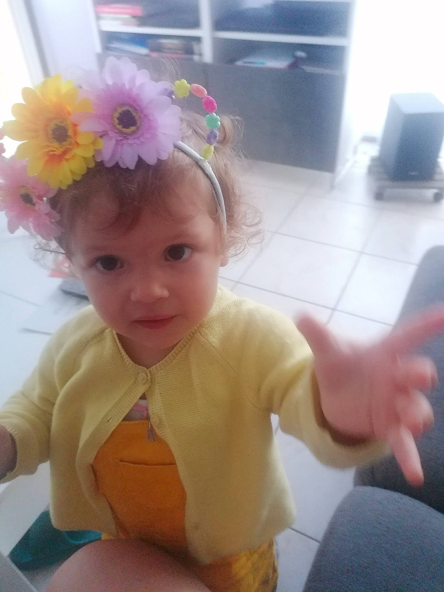 Meya participe au concours pour gagner de l'argent avec cette photo : baby, baby_toddler_clothing, chair, child, comfort, flower, fun, gesture, hair_accessory, happy, headband, headgear, headpiece, human_leg, knee, lap, person, petal, thigh, thumb