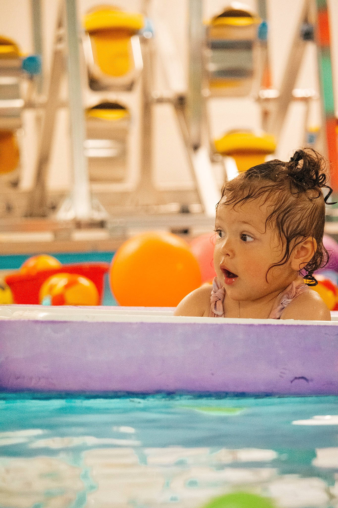 Meya participe au concours pour gagner de l'argent avec cette photo : ball, balloon, bathing, child, fun, hair, happy, head, indoor_games_and_sports, leisure, person, personal_protective_equipment, play, product, recreation, summer, surprise, swimming_pool, toddler, vacation