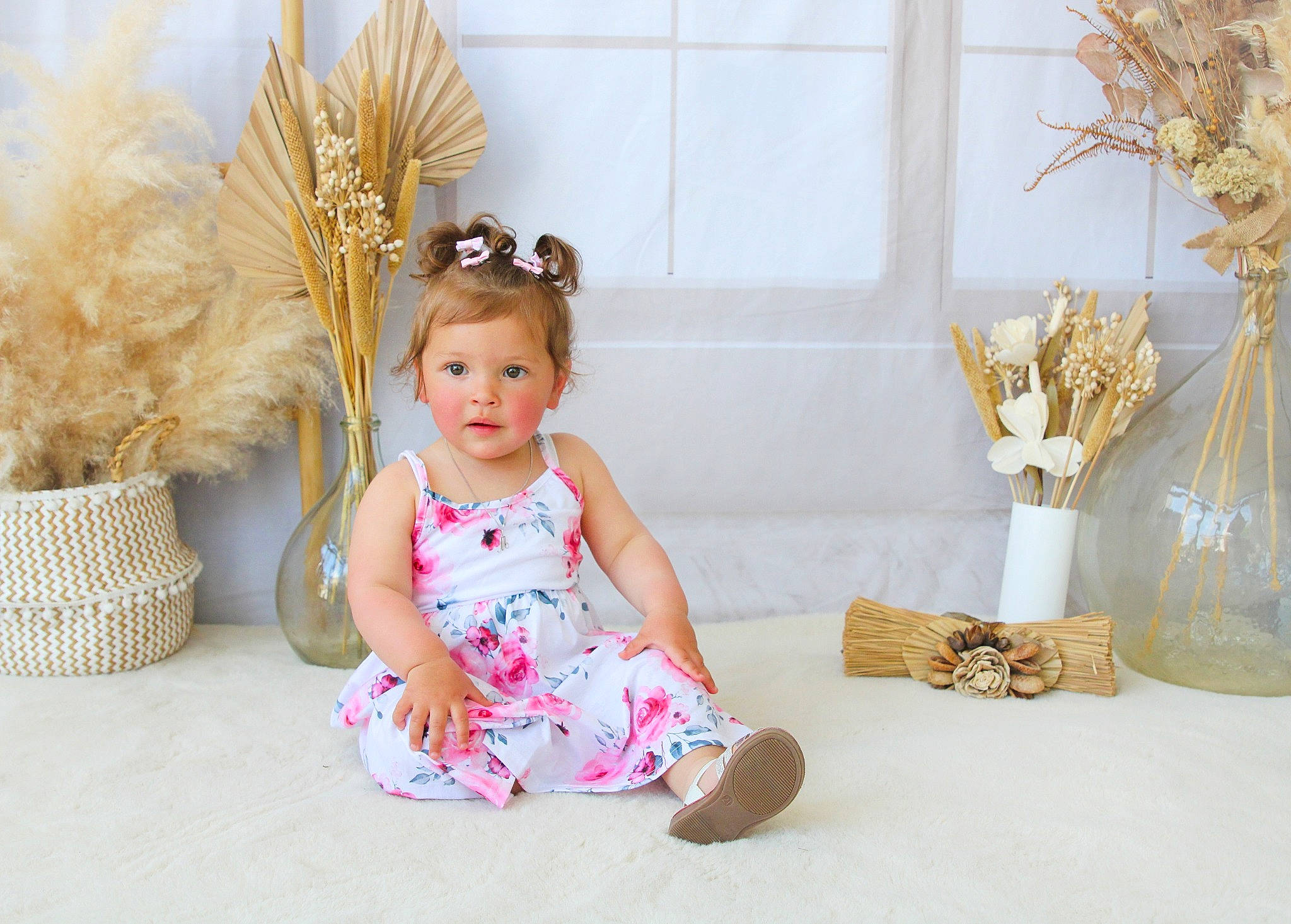 Meya participe au concours pour gagner de l'argent avec cette photo : baby, baby_toddler_clothing, basket, child, event, fashion_accessory, fawn, fur, hair_accessory, happy, headband, headpiece, jewellery, ornament, pattern, peach, person, room, sitting, toddler