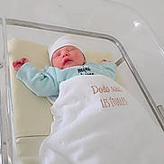 Rayed a rejoint le concours — aidez-le/la à gagner de superbes lots ! newborn, baby, sleeping, hospital, bassinet, blanket, hat, infant, bed, rest, peaceful, child, clothing, white, blue, portrait, indoors, healthcare, soft, cute