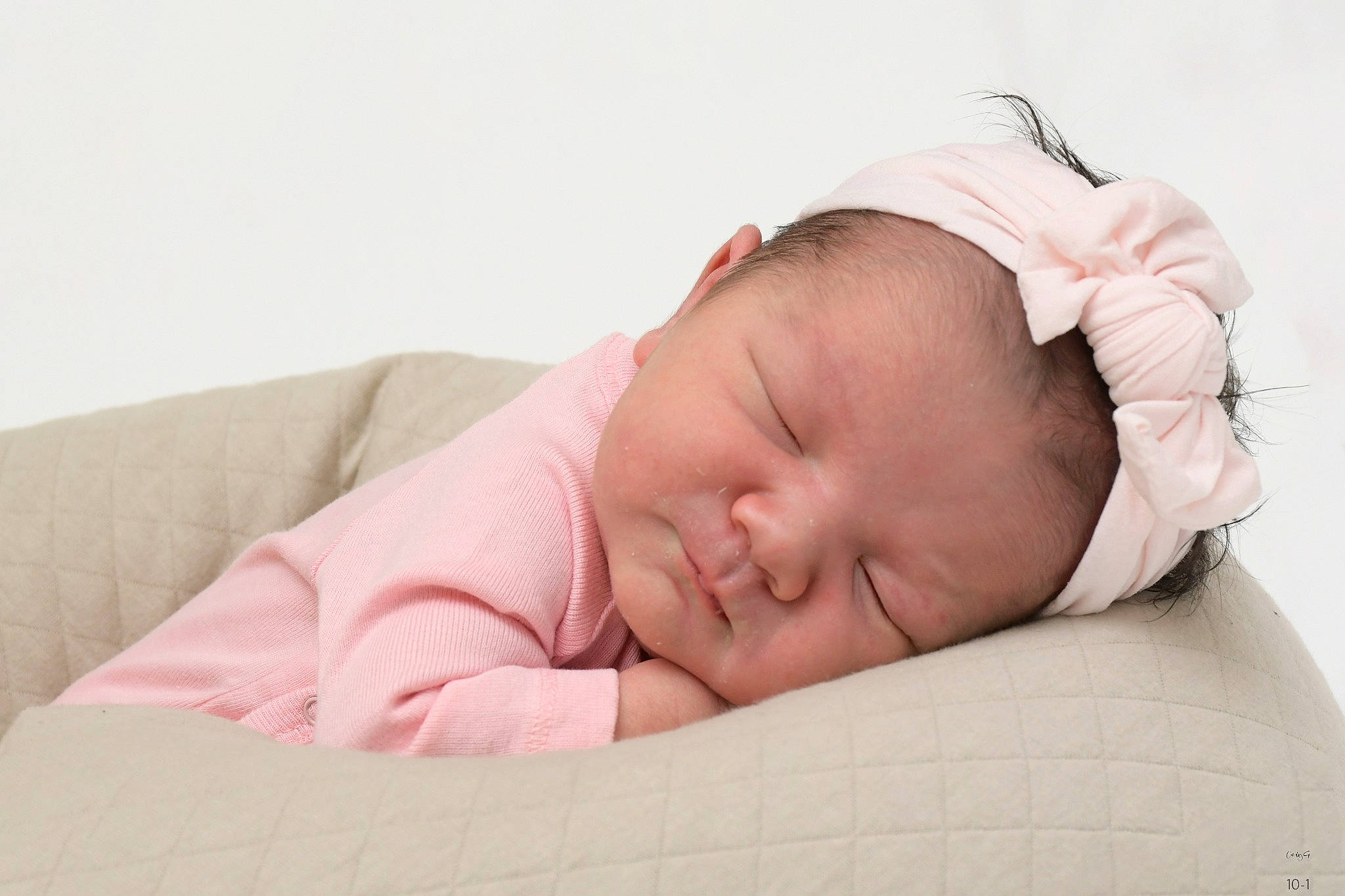 Liyana a rejoint le concours — aidez-le/la à gagner de superbes lots ! baby, baby_products, baby_sleeping, baby_toddler_clothing, bedtime, cheek, child, comfort, linens, nap, person, portrait_photography, room, sleep, sleeve, toddler