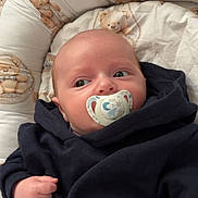 Thiam a rejoint le concours — aidez-le/la à gagner de superbes lots ! baby, infant, newborn, pacifier, hoodie, blanket, bedding, pillow, teddy_bear_pattern, face, eyes, hand, cute, portrait, indoor, soft_toys, sleeping_nest, clothing, skin, relaxing