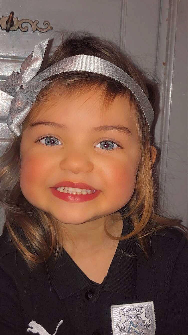 Ylou-alena participe au concours pour gagner de l'argent avec cette photo : black_hair, cheek, chin, cool, eye, eyebrow, eyelash, flash_photography, forehead, fun, happy, helmet, iris, jaw, joy, lip, nose, organ, person, pink