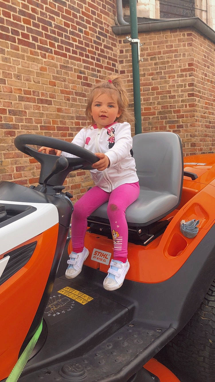 Ylou-alena a rejoint le concours — aidez-le/la à gagner de superbes lots ! auto_part, automotive_design, automotive_exterior, automotive_tire, automotive_wheel_system, brickwork, bumper, car, fender, fun, lap, leisure, motor_vehicle, person, recreation, riding_toy, tire, toddler, vehicle, vehicle_door