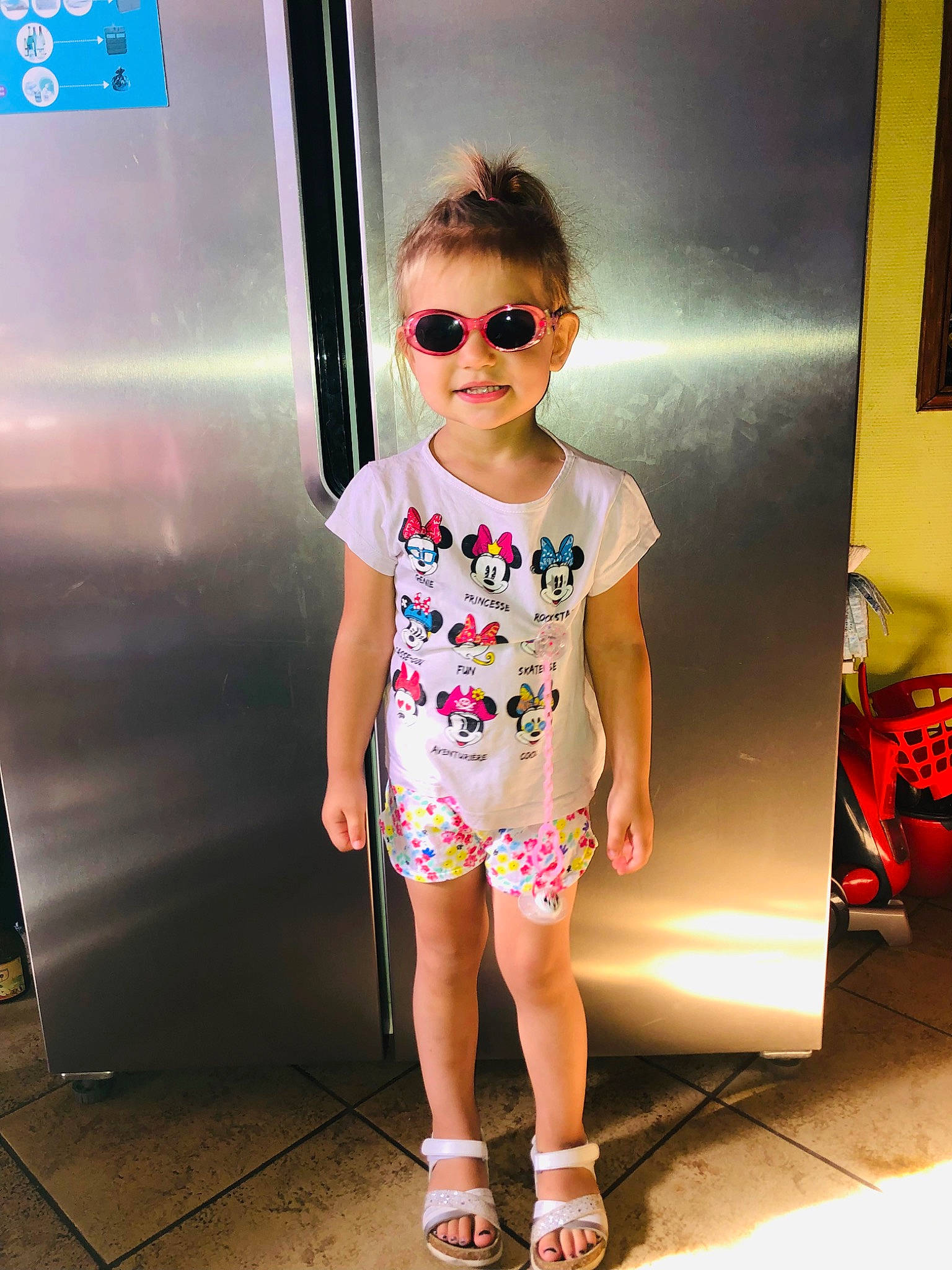 Ylou-alena participe au concours pour gagner de l'argent avec cette photo : baby_toddler_clothing, cool, eyewear, fashion_design, fun, glasses, hairstyle, happy, joint, joy, neck, person, pink, sandal, shoe, sleeve, standing, sunglasses, thigh, toddler