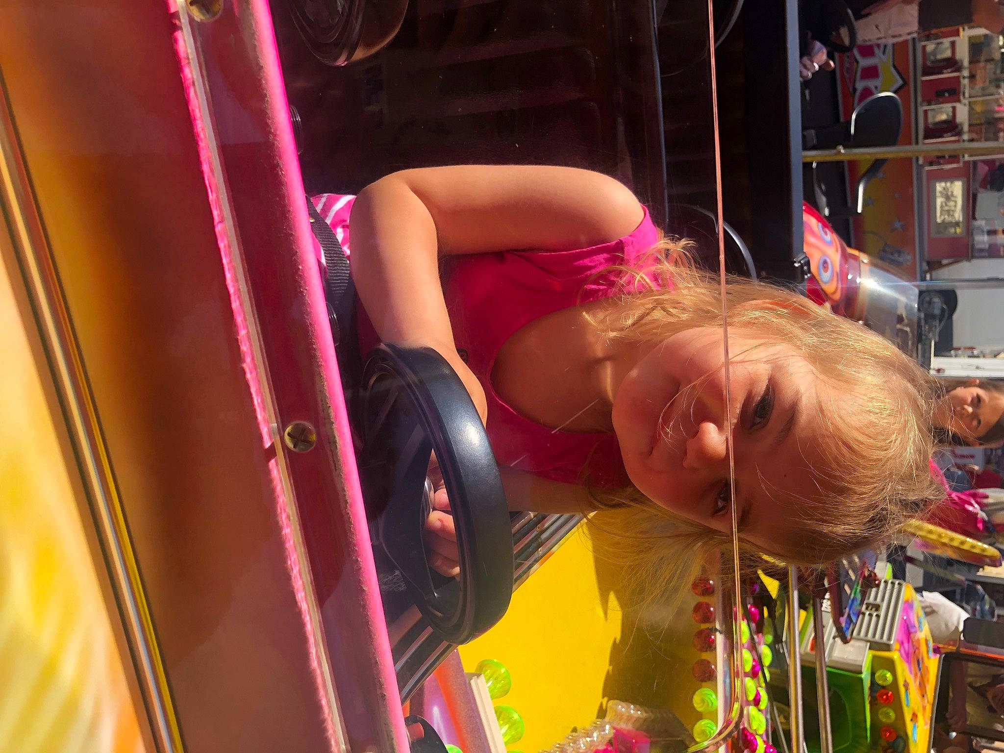 Ylou-alena participe au concours pour gagner de l'argent avec cette photo : automotive_design, automotive_exterior, automotive_lighting, bumper, child, entertainment, event, eyewear, fun, human_leg, joy, leisure, magenta, motor_vehicle, person, pink, shelf, street, t_shirt, thigh