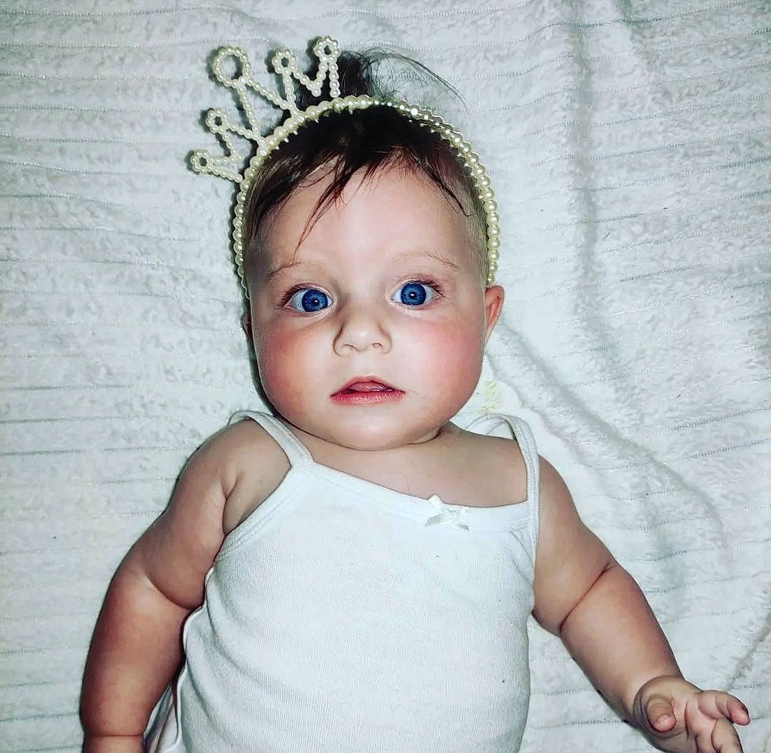 Irys a rejoint le concours — aidez-le/la à gagner de superbes lots ! baby, baby_toddler_clothing, bridal_accessory, chin, eye, eyebrow, eyelash, flash_photography, happy, headband, headpiece, iris, jewellery, lip, neck, person, skin, sleeve, textile, toddler